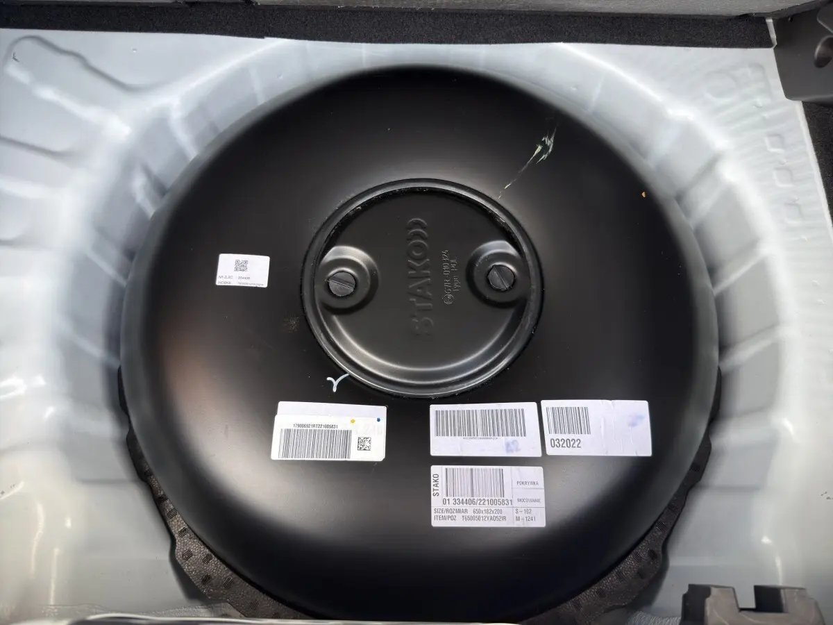 Gros plan sur le réservoir GPL noir rond dans le coffre blanc de la Dacia Sandero Stepway Expression ECO-G 2022.