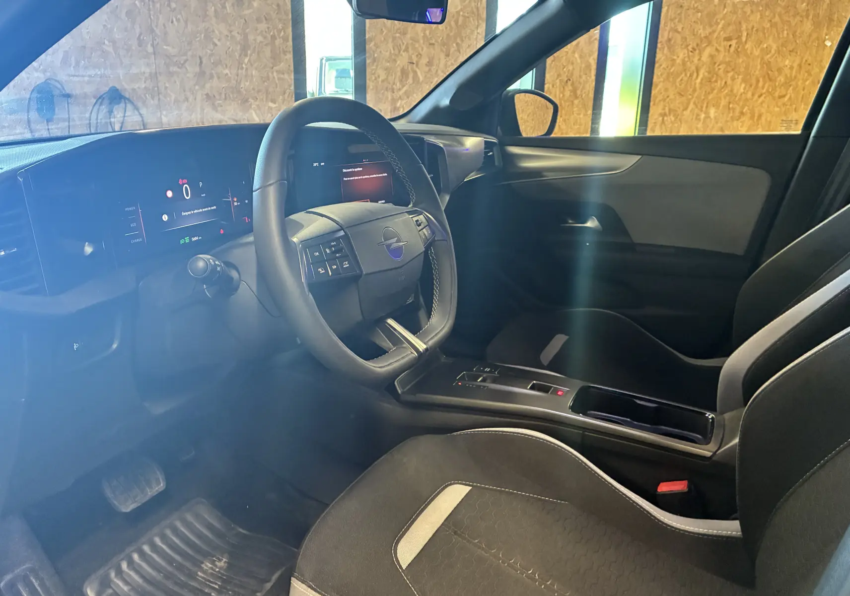 Vue intérieure côté conducteur de l’Opel Mokka 2025 noir, avec tableau de bord numérique et volant multifonction.