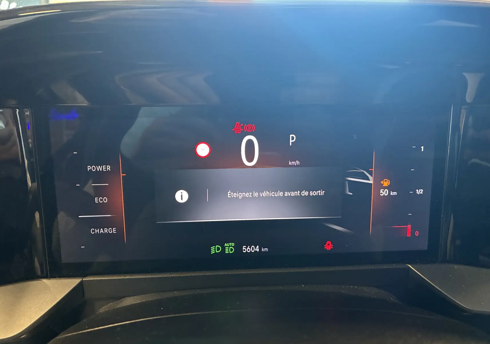 Tableau de bord numérique de l'Opel Mokka 2025 affichant la vitesse à 0 km/h et l'autonomie essence à 50 km.