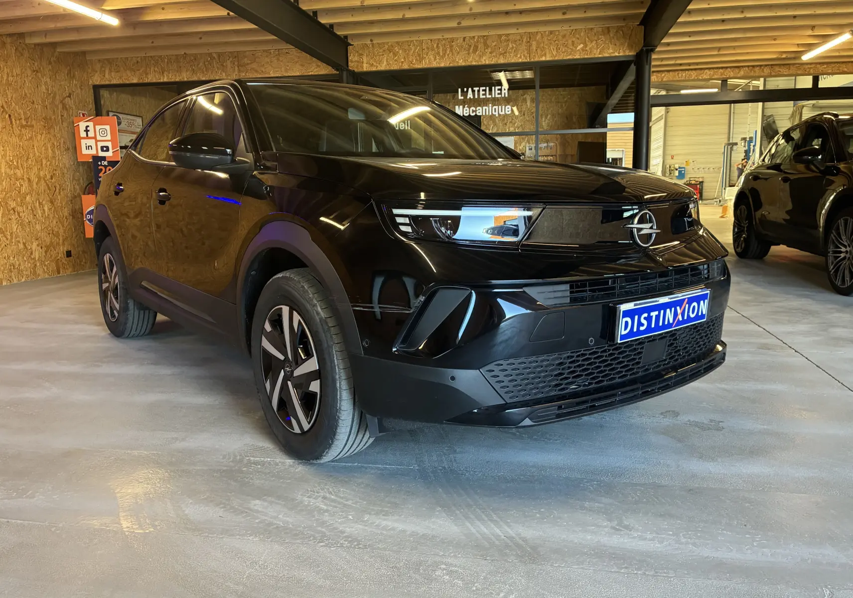 Opel Mokka 2025 noir vue 3/4 avant droit, avec calandre moderne et jantes alliage distinctives.
