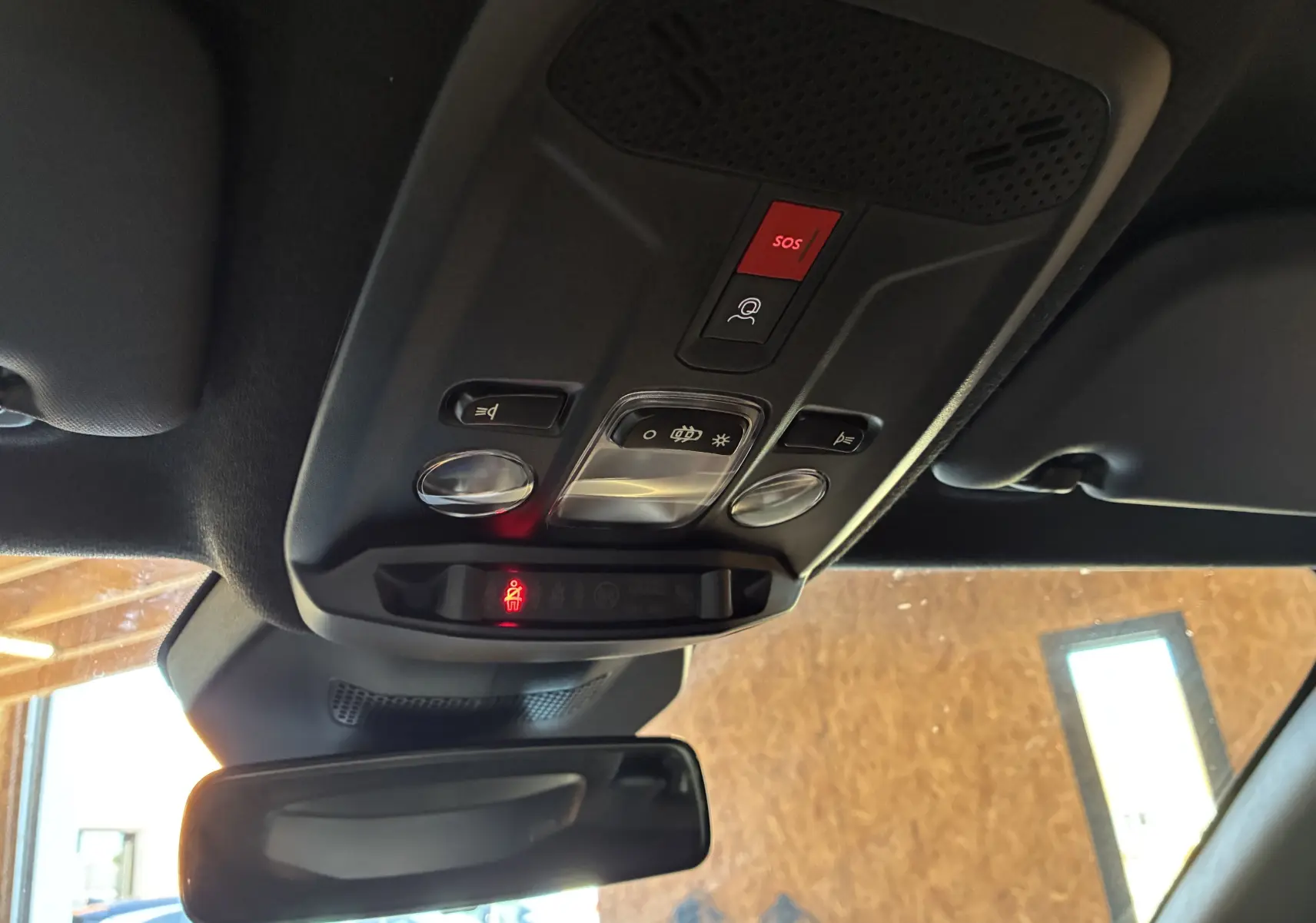 Vue intérieure du plafonnier de l’Opel Mokka 2025 noir, avec boutons SOS et éclairage intégré.