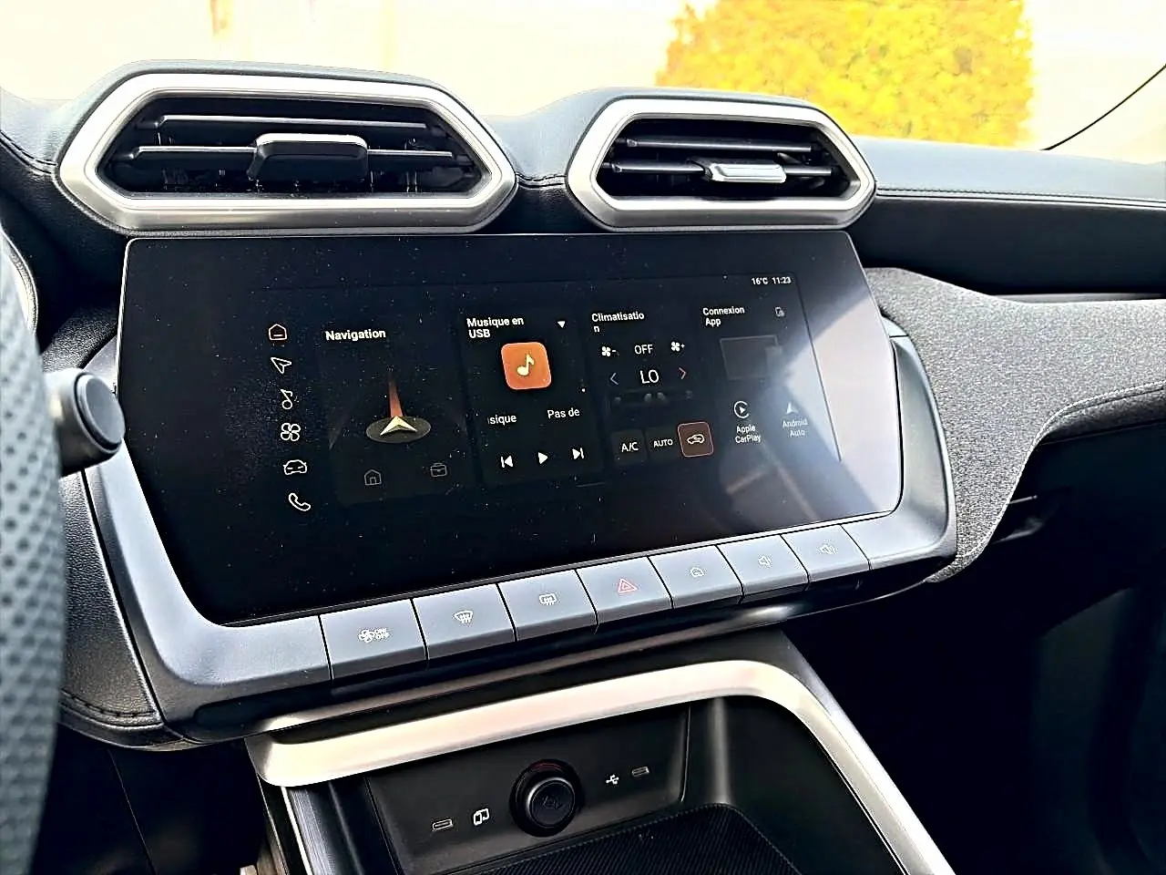 Vue rapprochée de la console centrale du MG ZS 1.5 hybrid 2026 avec écran tactile et aérateurs hexagonaux.