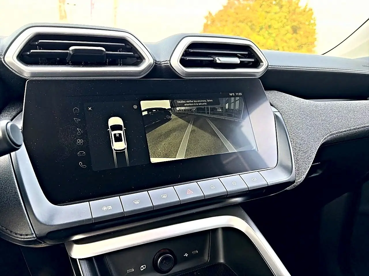 Vue rapprochée de l'écran tactile central du tableau de bord du MG Motor ZS Cosmic Silver affichant la caméra de recul.