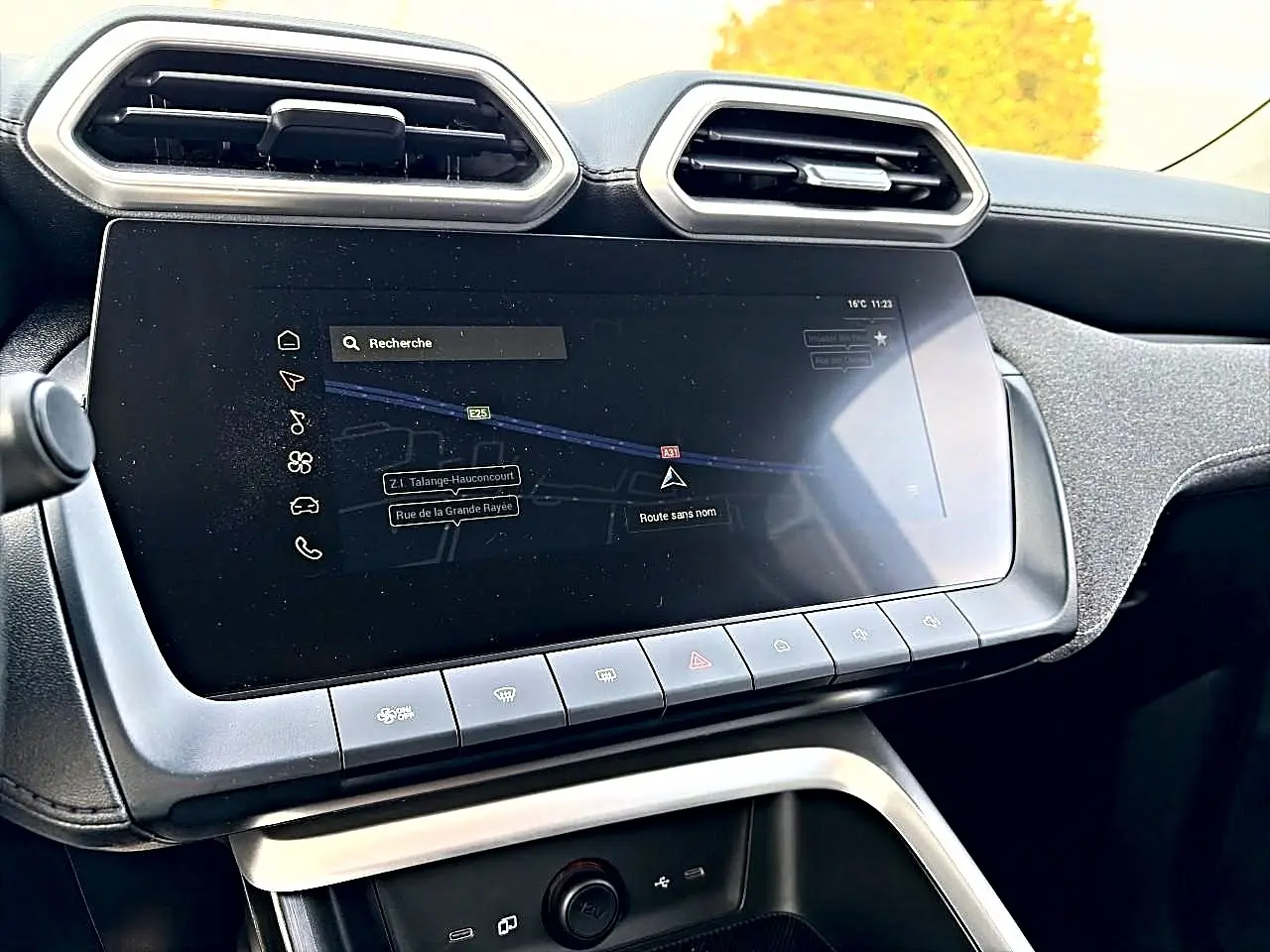 Vue rapprochée de l'écran tactile central et des aérateurs hexagonaux du tableau de bord du MG Motor ZS Cosmic Silver 2026.