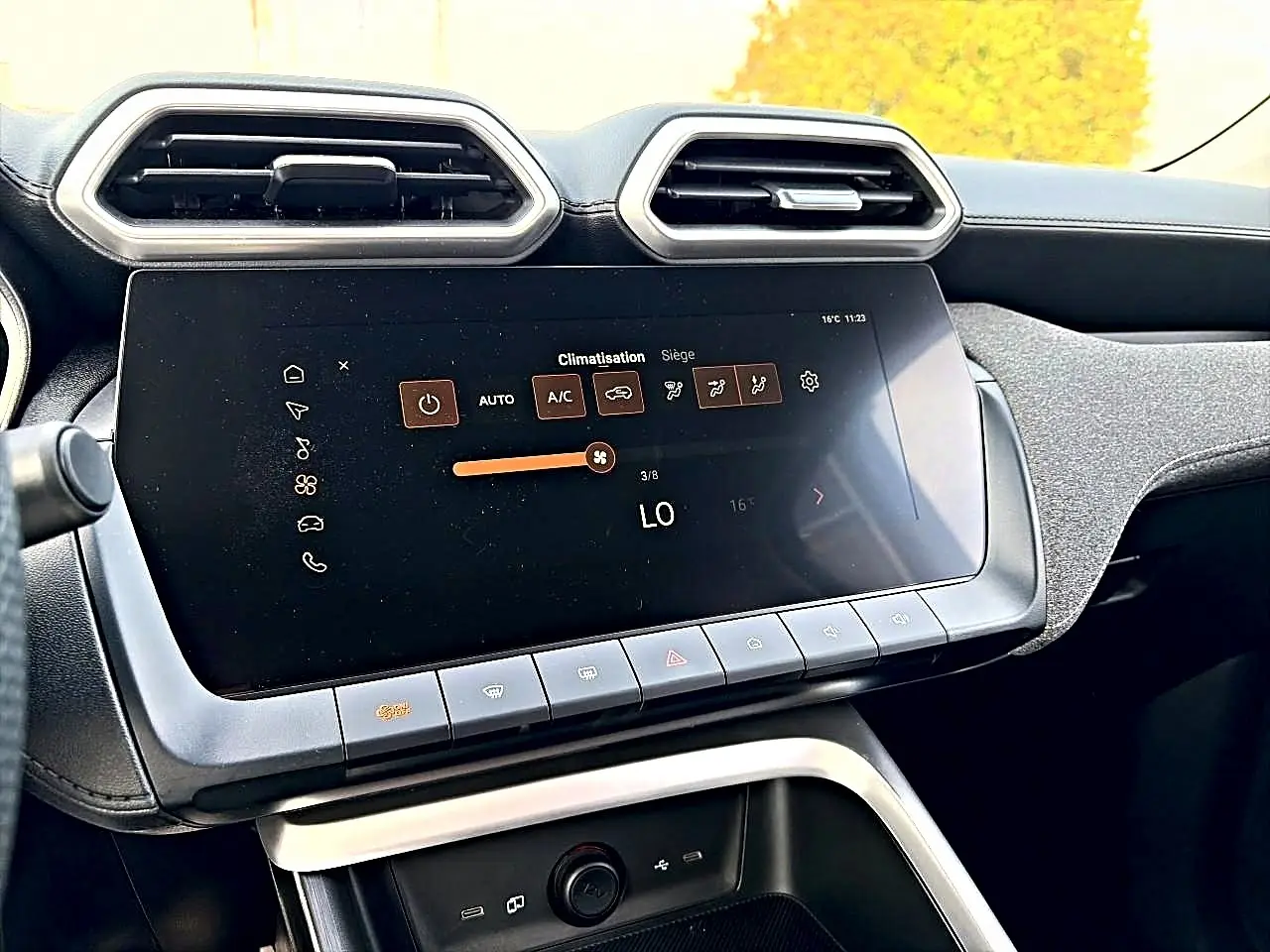 Écran tactile central et aérateurs hexagonaux dans l’habitacle sombre du MG Motor ZS Cosmic Silver 2026.