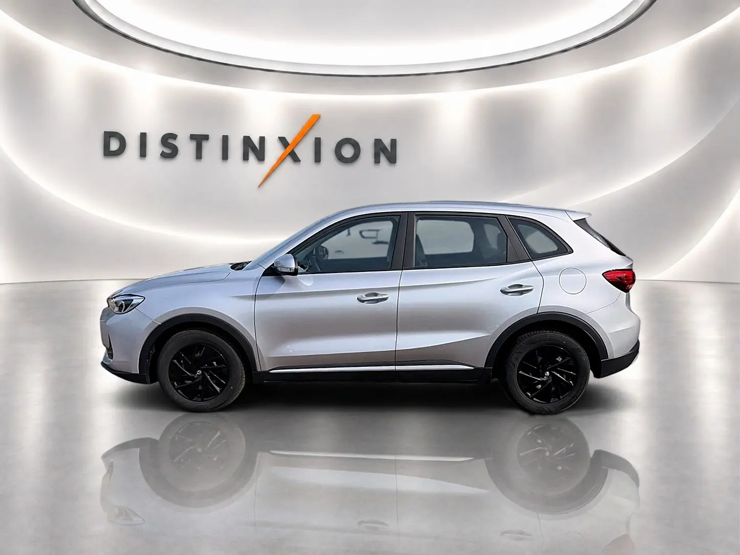 Vue de profil côté gauche du MG ZS 1.5 hybrid 197 Cosmic Silver avec jantes noires, sur fond blanc épuré.
