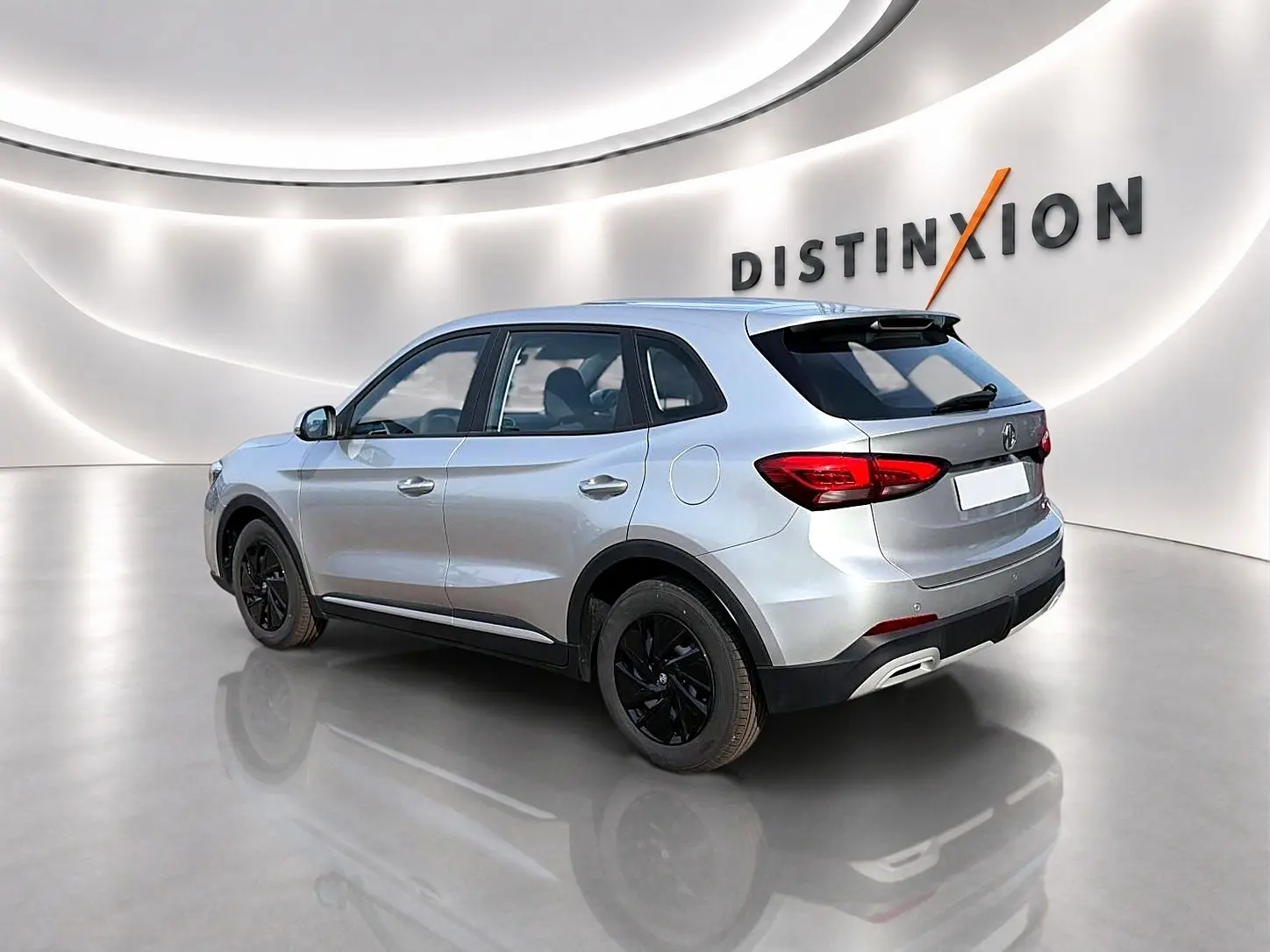 MG ZS 1.5 hybrid 2026 en Cosmic silver, vue 3/4 arrière droit avec jantes noires et becquet arrière.