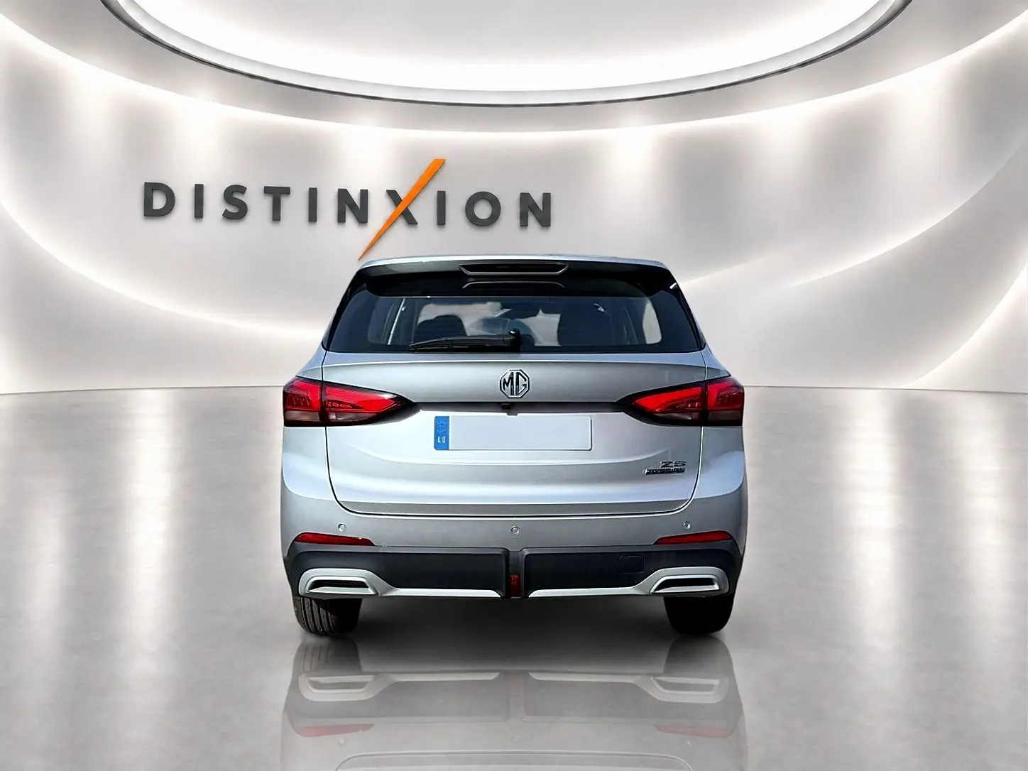 Vue arrière du MG ZS Cosmic Silver 2026 avec feux LED et double sortie d'échappement intégrée au bouclier.