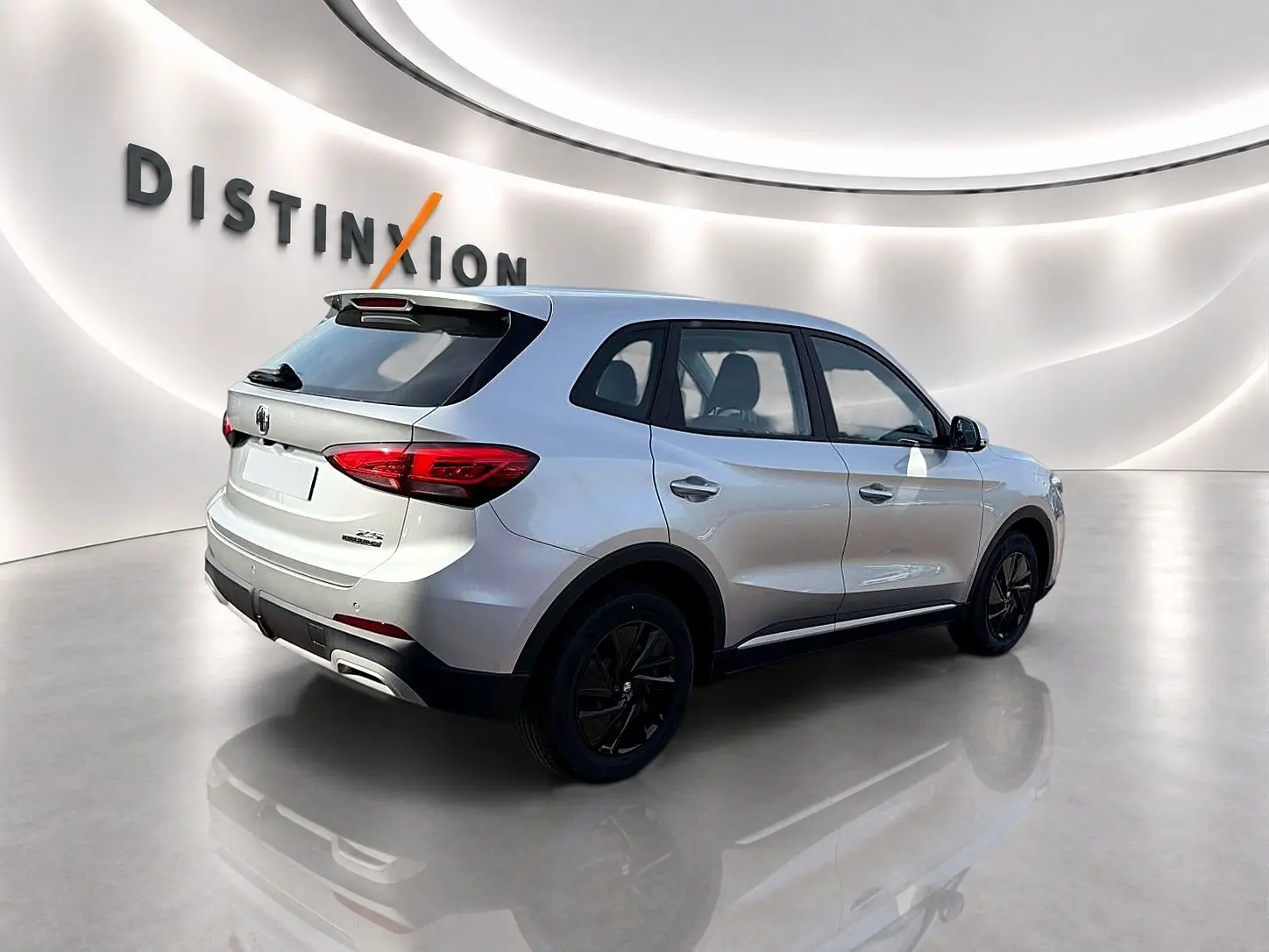 Vue 3/4 arrière droite du MG ZS Cosmic Silver 2026 avec jantes noires et becquet arrière distinctif.