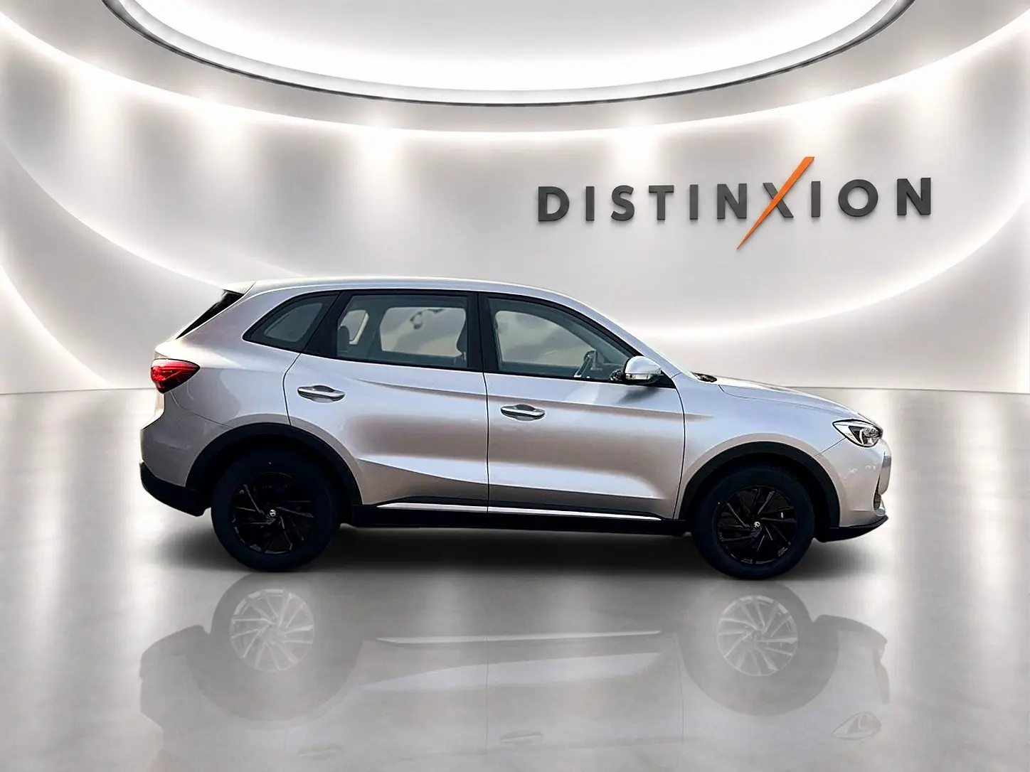 Vue de profil côté gauche du MG MOTOR ZS 1.5 hybrid 197 standard en Cosmic silver avec jantes noires.