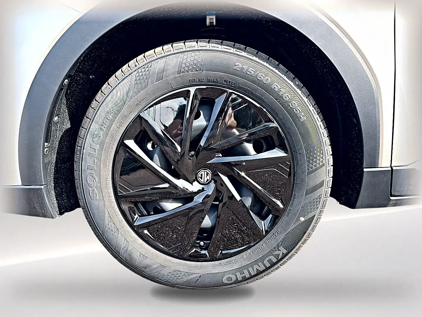 Gros plan sur la roue avant droite noire brillante du MG MOTOR ZS Cosmic Silver avec jante au design moderne.