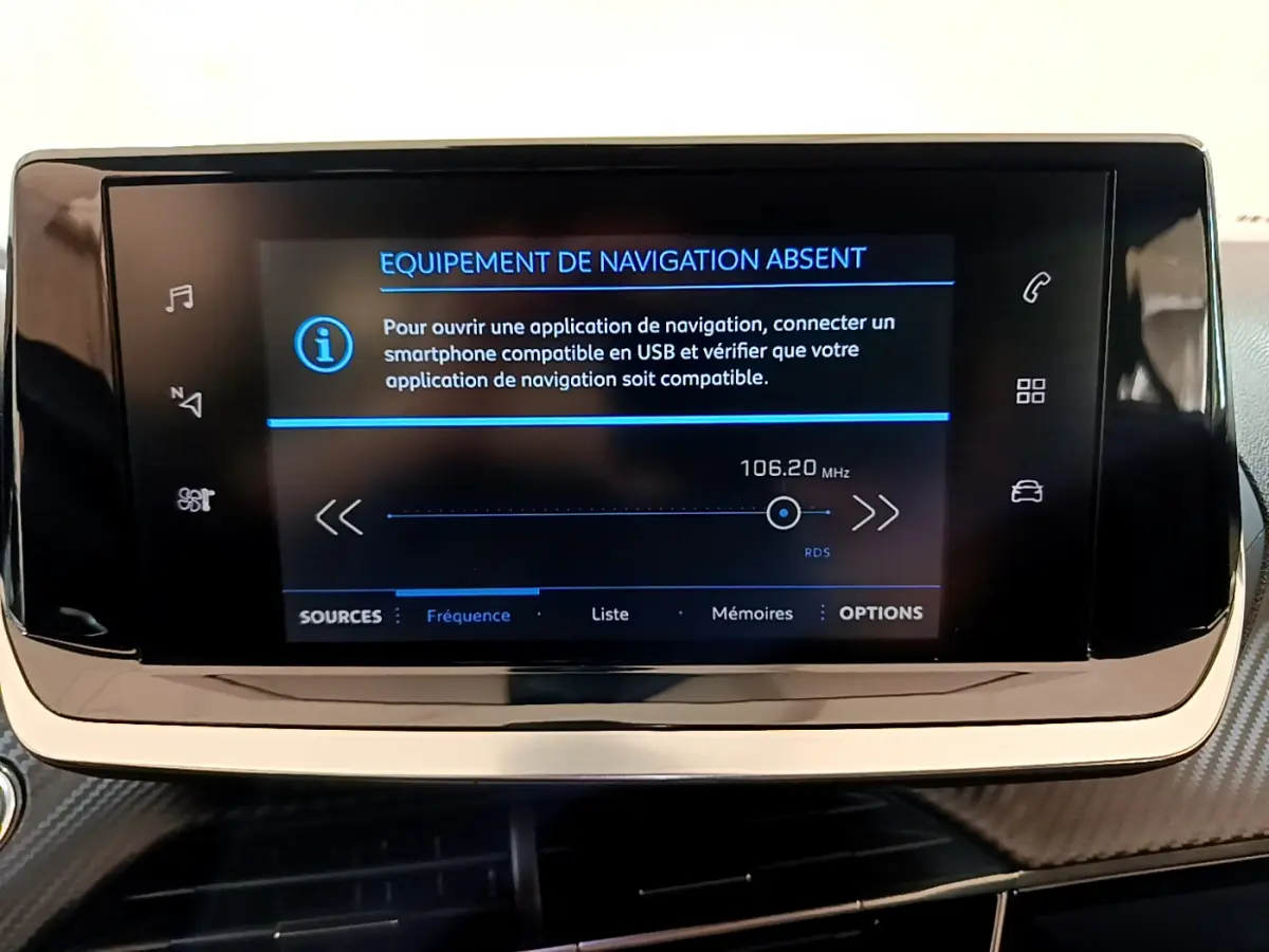 Écran tactile central du tableau de bord du Peugeot 2008 gris foncé affichant un message d'absence de navigation.