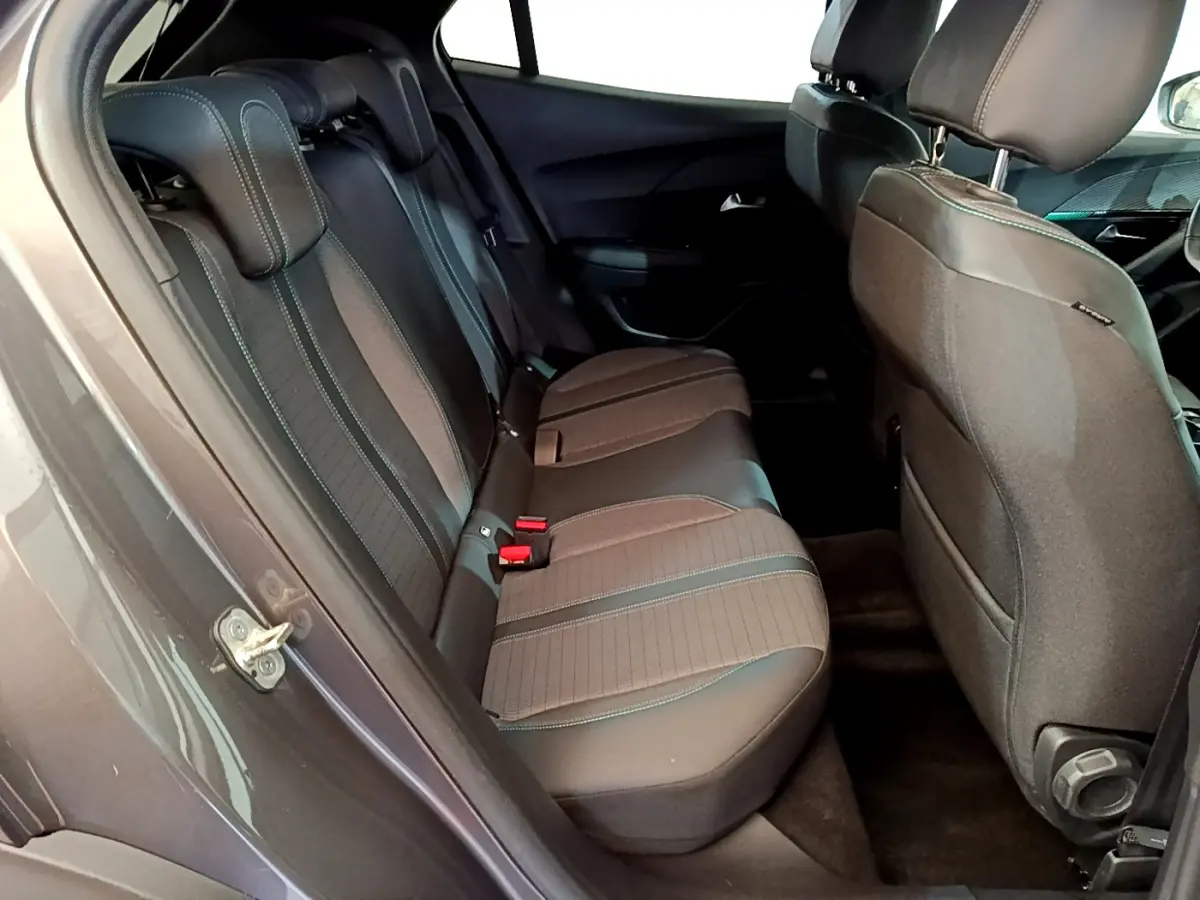 Vue intérieure côté gauche sur la banquette arrière gris foncé du Peugeot 2008 PureTech 130 Allure 2022.