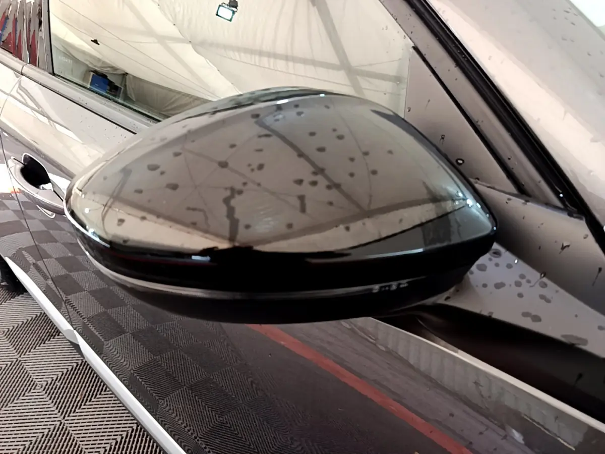 Rétroviseur côté gauche gris foncé du Peugeot 2008 PureTech 130 S&S EAT8 Allure 2022 avec clignotant intégré.