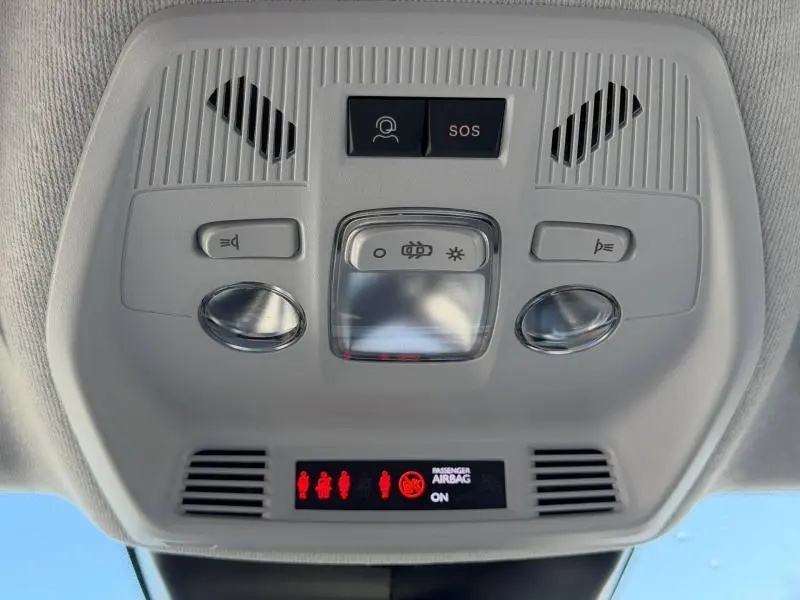 Plafonnier intérieur gris clair de la Citroën C3 2025 avec boutons SOS, éclairage et affichage airbag passager allumé.