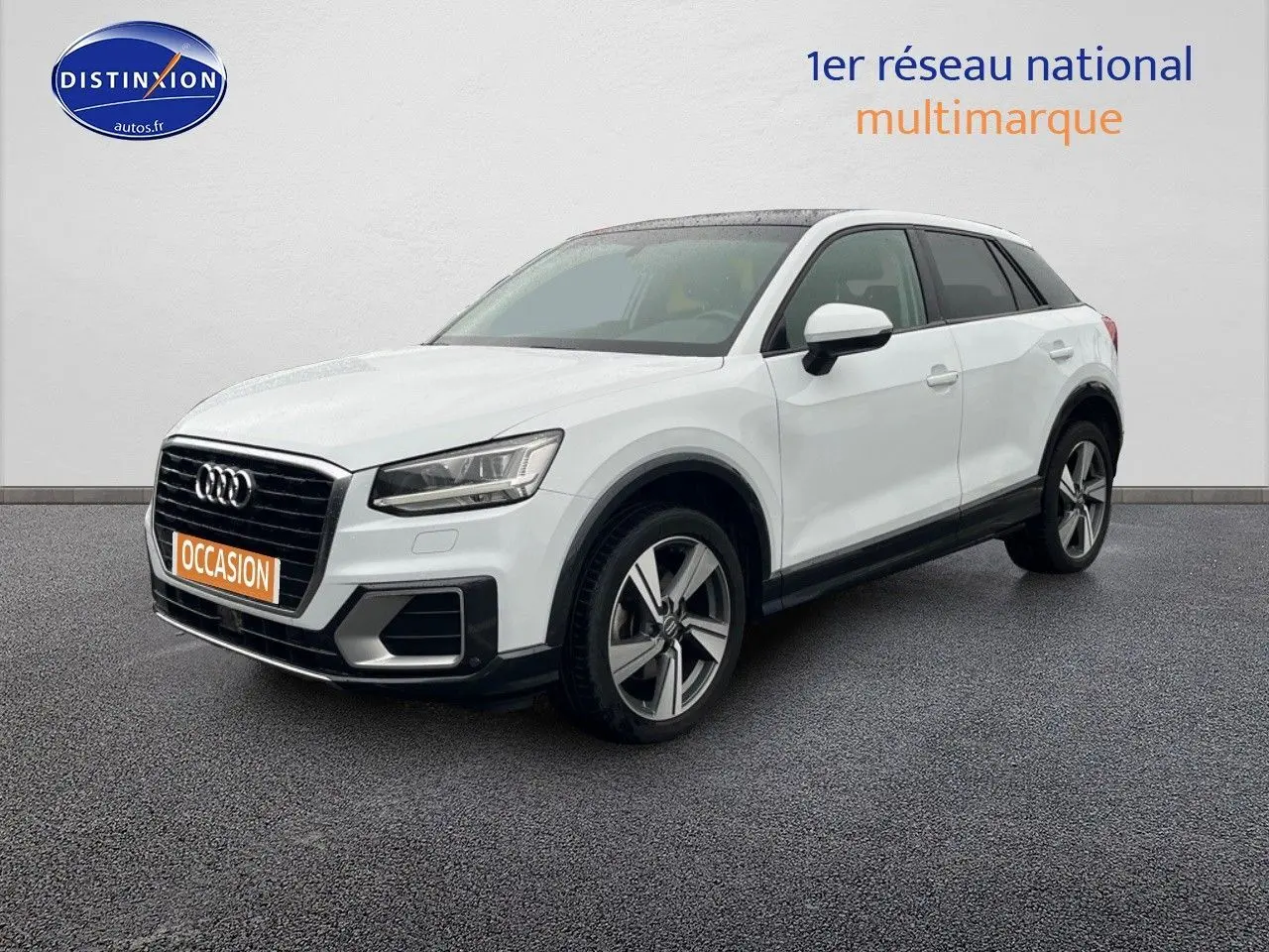 Audi Q2 blanc Ibis vue 3/4 avant droit avec jantes alu 18 pouces et toit ouvrant électrique.