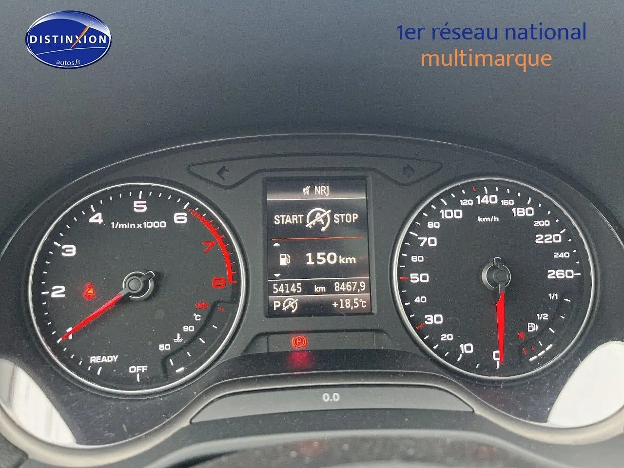 Vue rapprochée du tableau de bord Audi Q2 2018, affichant compte-tours, vitesse et écran central digital.