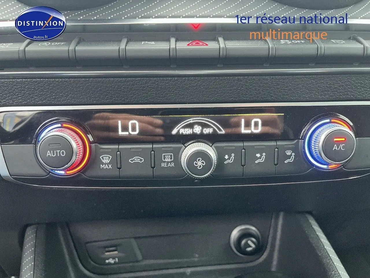 Détail de la console centrale de l'Audi Q2 2018 montrant les commandes de climatisation automatique avec affichage digital.