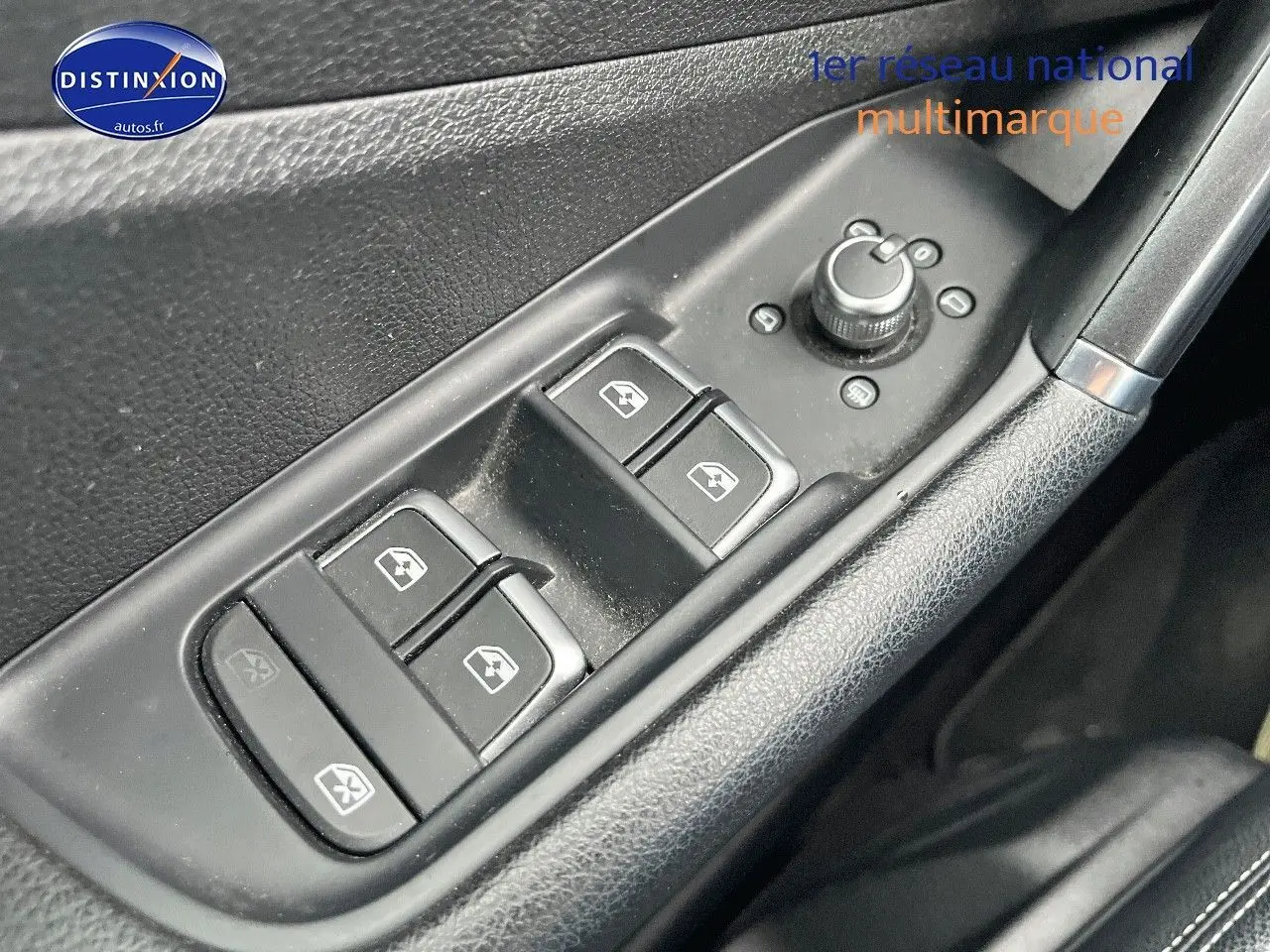 Gros plan sur le panneau de commandes des vitres et rétroviseurs côté conducteur de l'Audi Q2, intérieur noir.