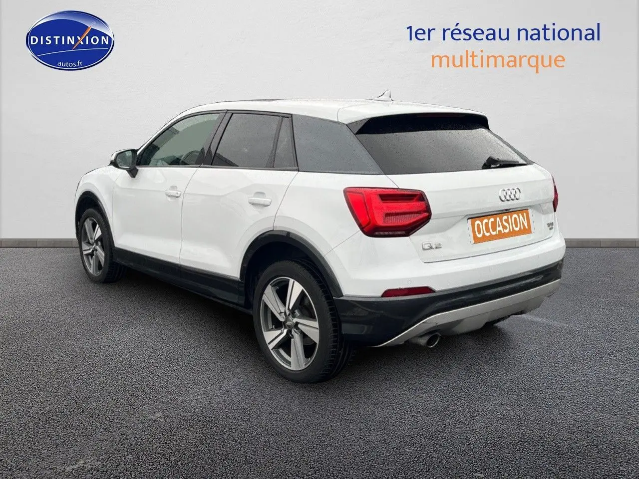 Audi Q2 blanc Ibis vue 3/4 arrière droit avec jantes alu 18 pouces et vitres surteintées.