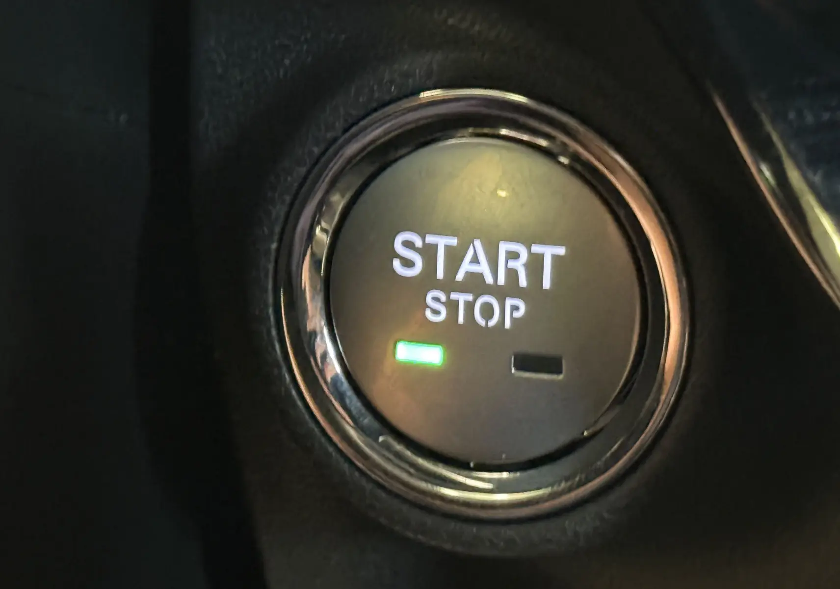 Gros plan sur le bouton Start/Stop éclairé dans l’habitacle du MG3 Cosmic Silver 2026 hybride.