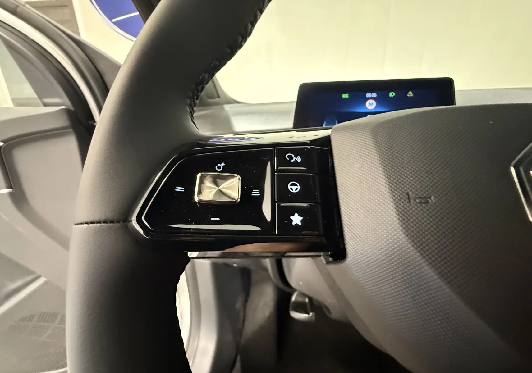 Détail du volant côté gauche du MG MOTOR MG3 Cosmic Silver 2026, avec commandes intégrées et écran numérique en arrière-plan.