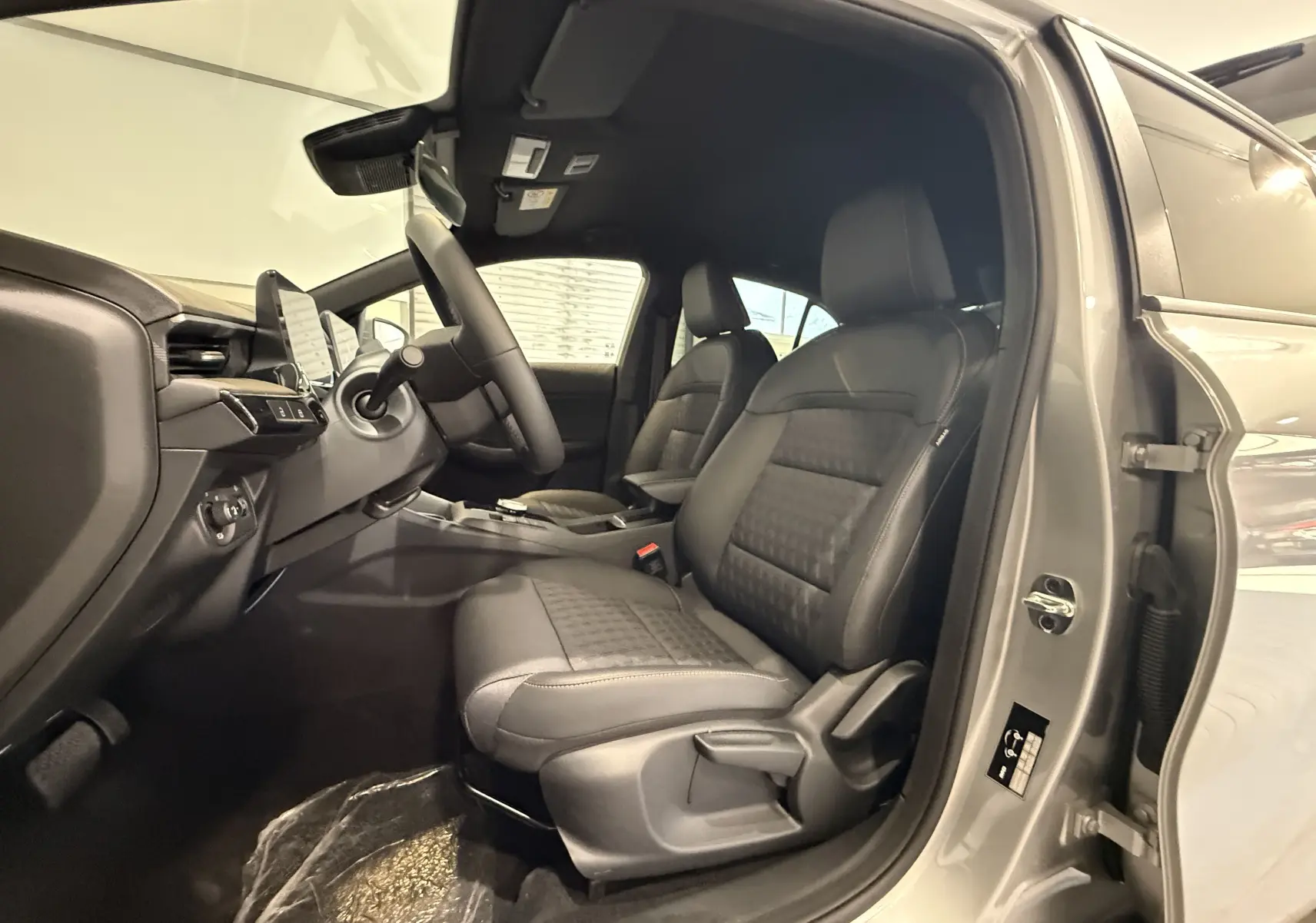Vue intérieure côté conducteur du MG3 Cosmic Silver 2026, mettant en valeur les sièges noirs et le tableau de bord moderne.