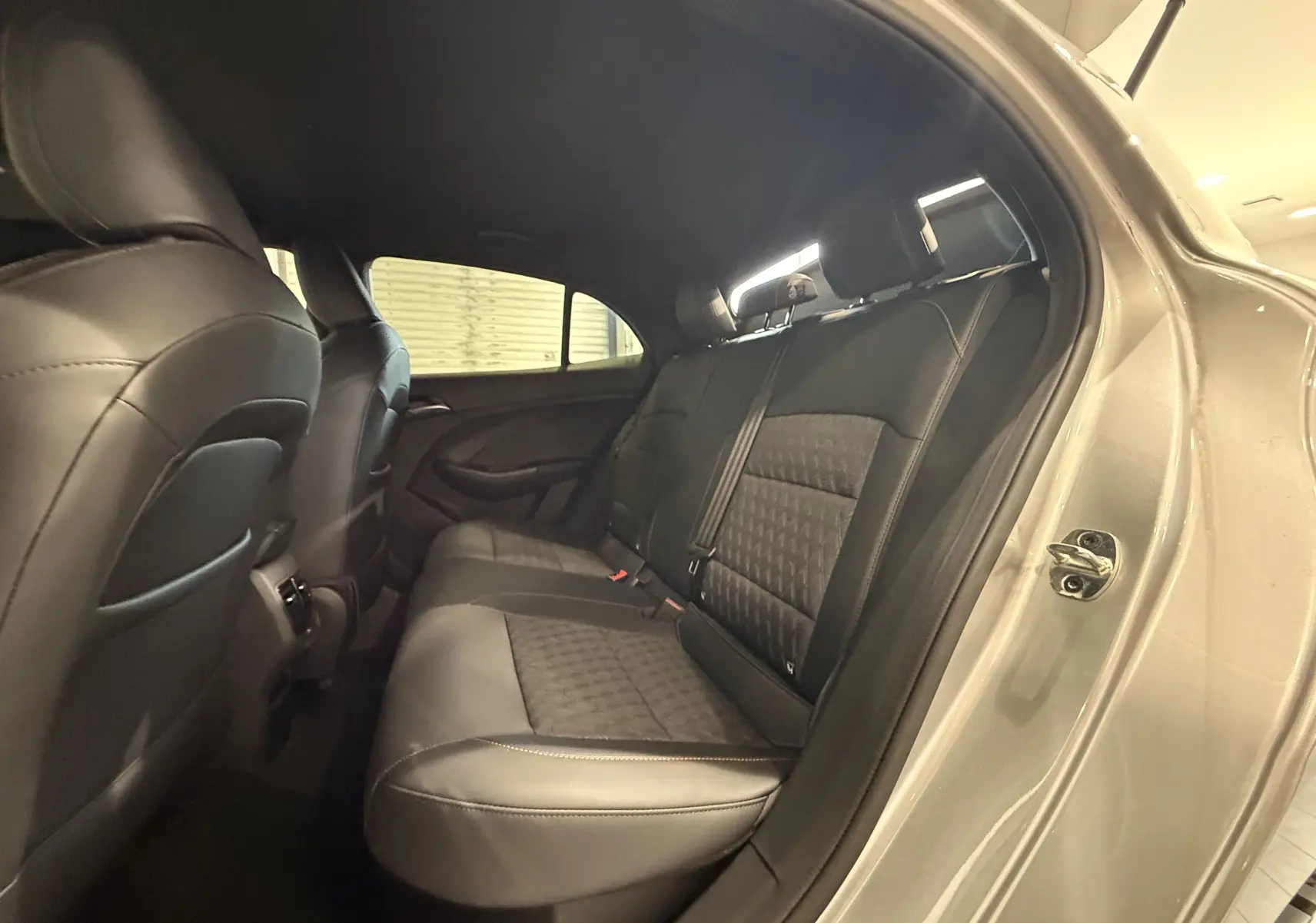Vue intérieure côté droit des sièges arrière en cuir noir du MG3 1.5 L Hybrid+ Cosmic Silver, finition Luxury 2026.