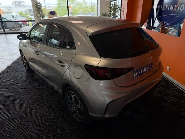 Vue 3/4 arrière gauche de la MG3 Cosmic Silver en showroom, avec vitres surteintées et jantes alliage 16 pouces.