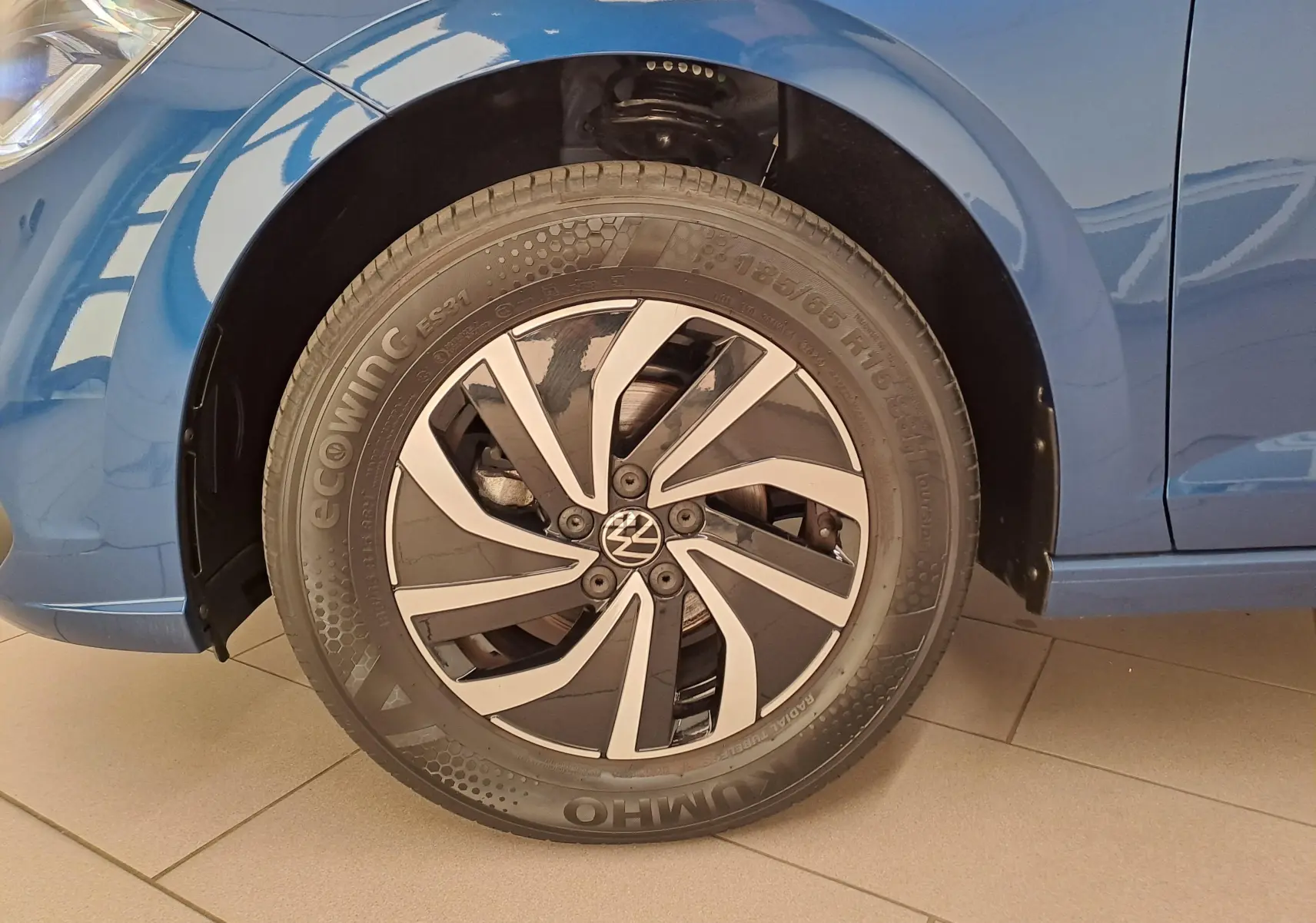 Gros plan sur la roue avant gauche d'une Volkswagen Polo Bleu Récif avec jante alliage 15'' Essex.