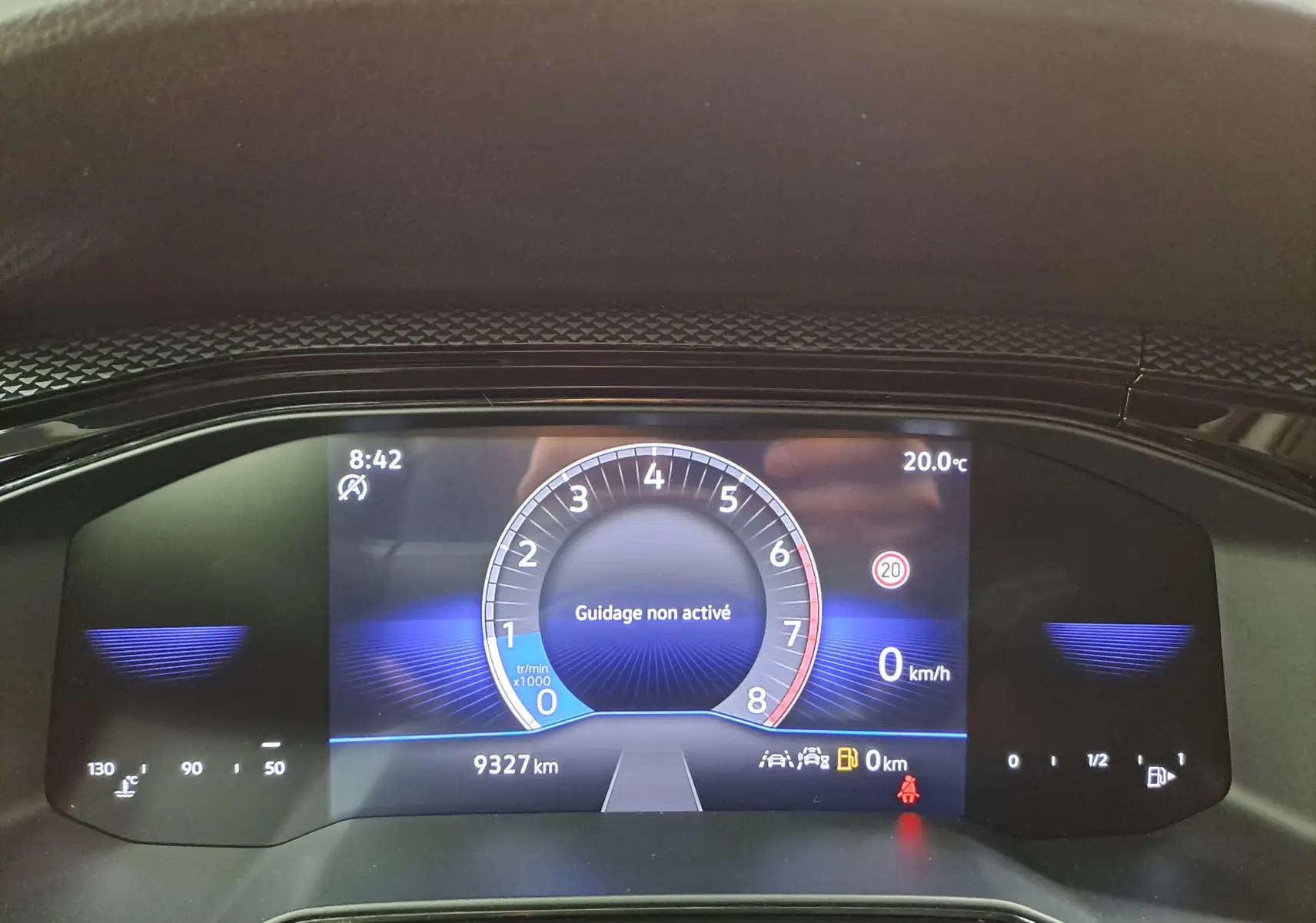 Tableau de bord digital de Volkswagen Polo 2025, affichage bleu avec compte-tours et vitesse à 0 km/h.