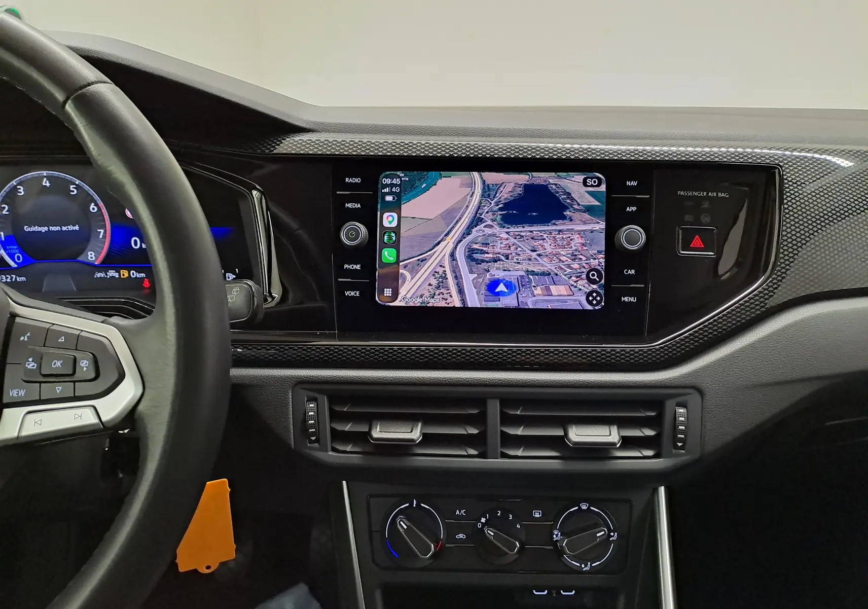 Tableau de bord noir de Volkswagen Polo 2025, vue centrée sur l’écran tactile de navigation et volant partiel à gauche.