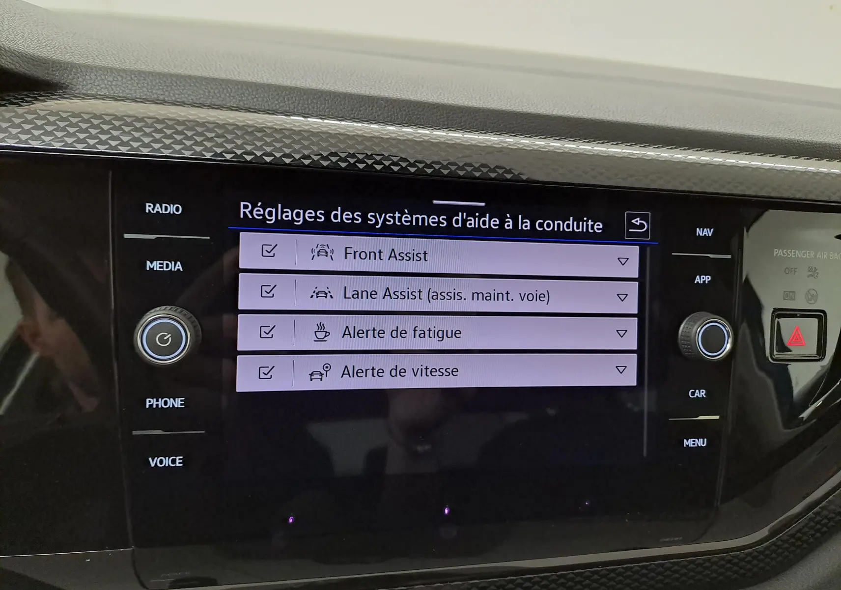 Écran tactile intérieur affichant les réglages des aides à la conduite dans une Volkswagen Polo 2025.