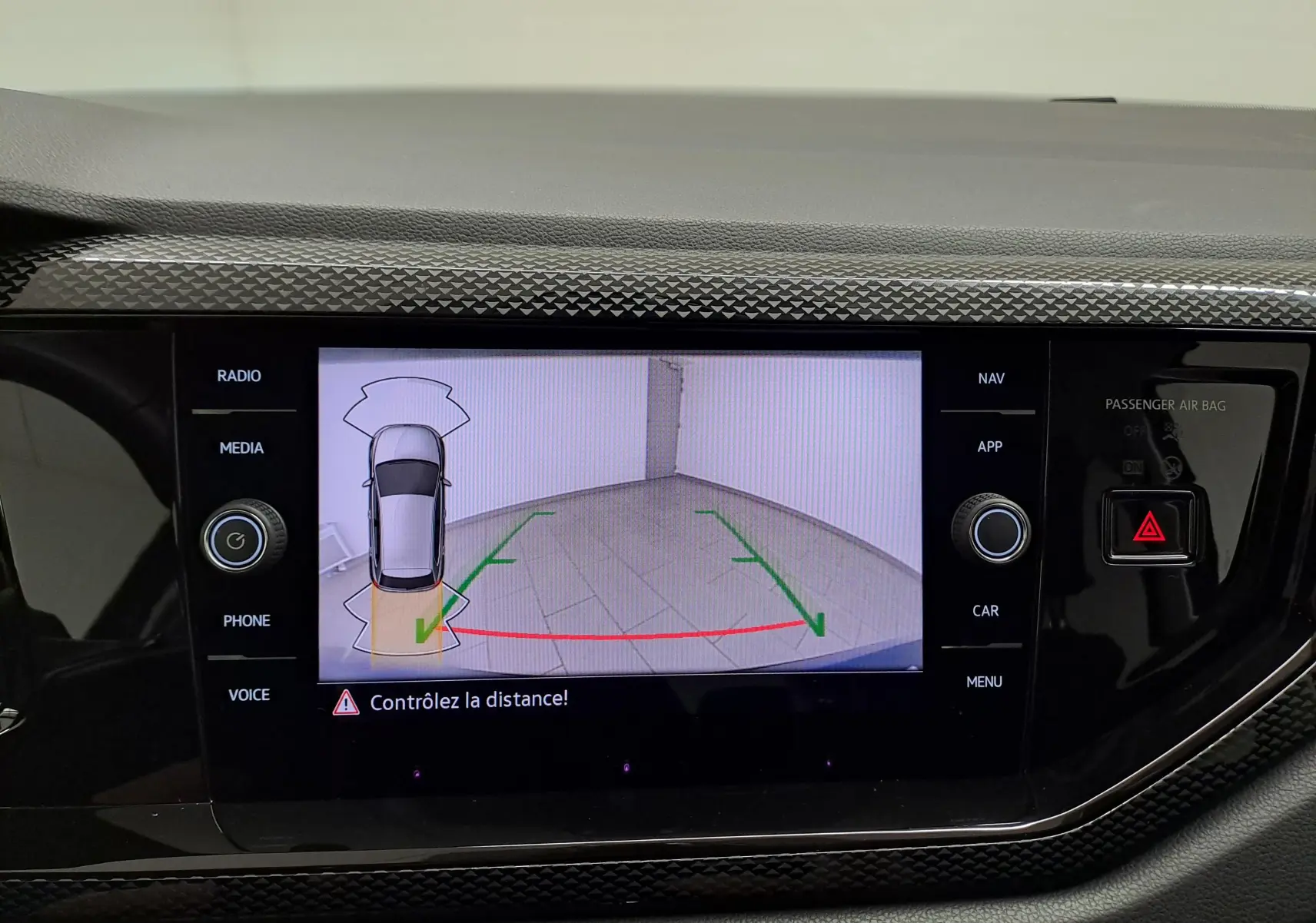 Écran tactile central affichant la caméra de recul avec guidage de trajectoire dans un Volkswagen Polo Bleu Récif.