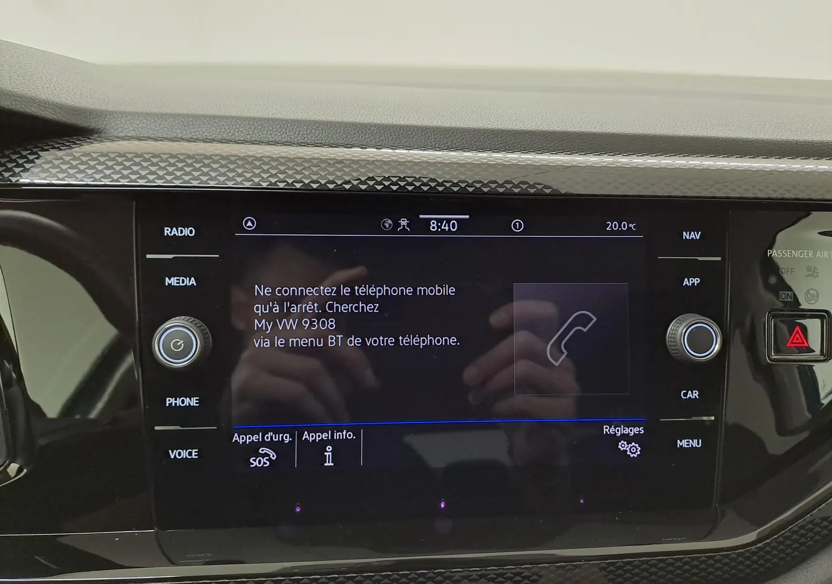 Vue rapprochée de l'écran tactile 8 pouces du système infotainment Ready 2 Discover dans un Volkswagen Polo Bleu Récif.