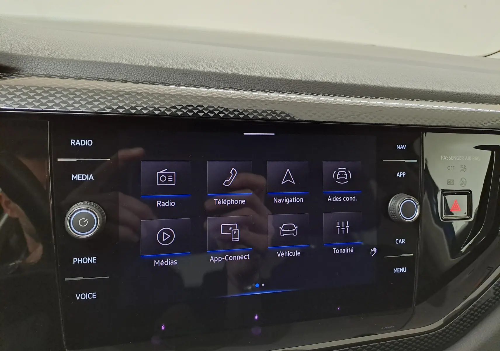 Écran tactile central du système infotainment de la Volkswagen Polo 2025 avec commandes et finition noire brillante.