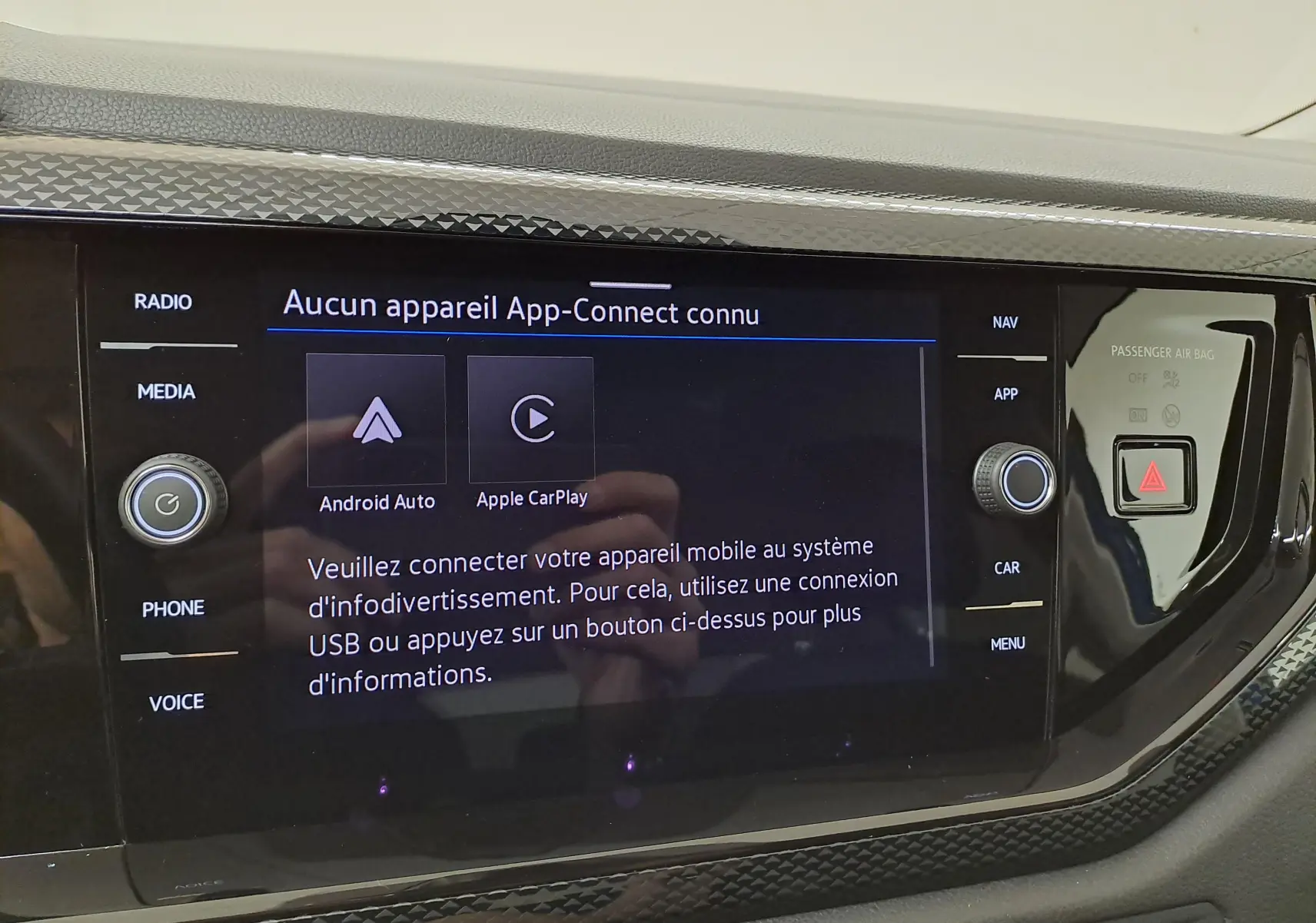 Écran tactile central de la Volkswagen Polo 2025 affichant le menu App-Connect, entouré de finitions noires texturées.