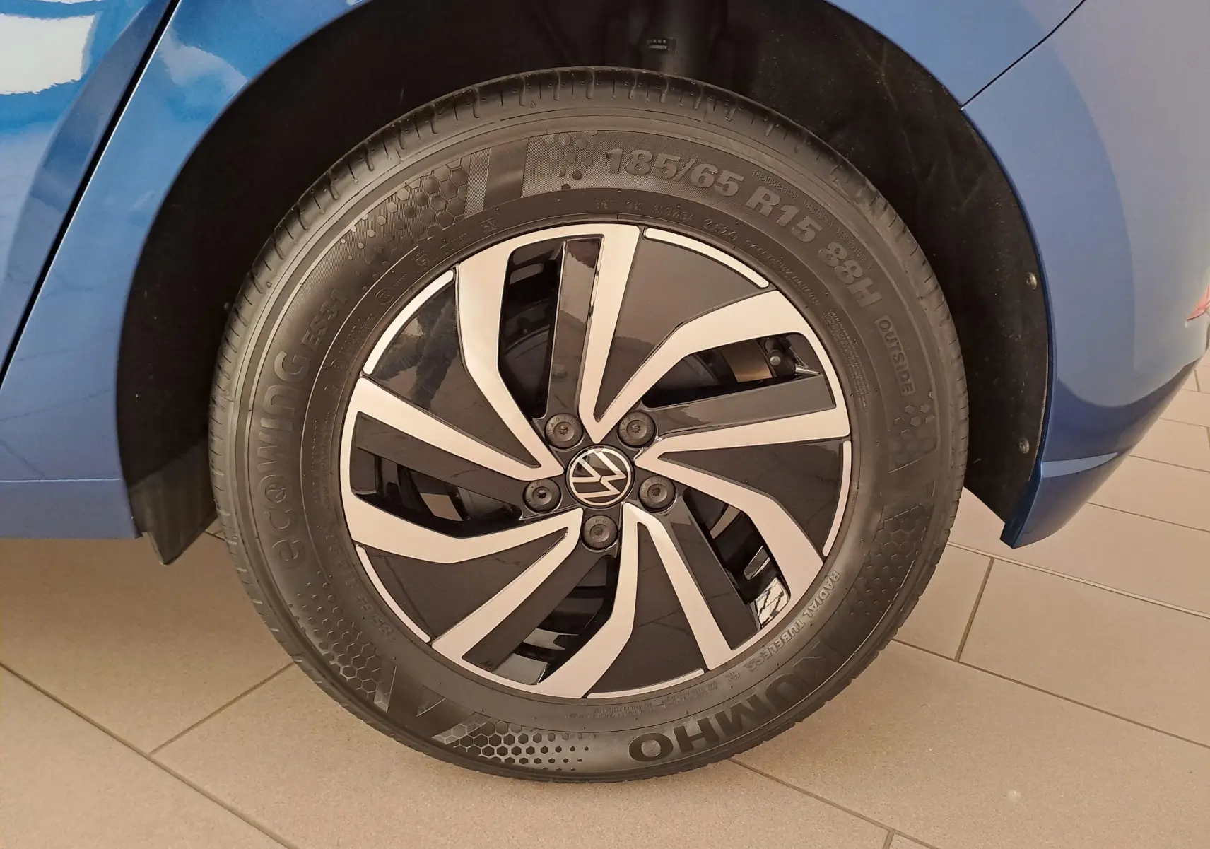 Gros plan sur la roue avant droite d'une Volkswagen Polo Bleu Récif avec jante alliage 15'' Essex.