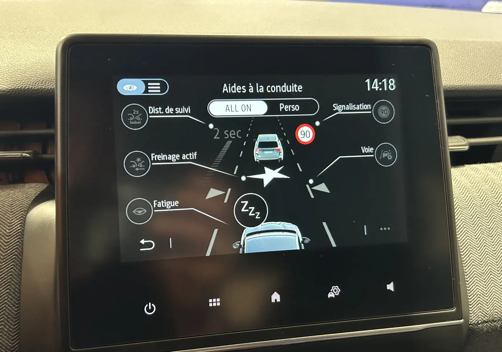 Écran tactile intérieur montrant les aides à la conduite d’une Renault Clio V hybride, vue frontale du tableau de bord.