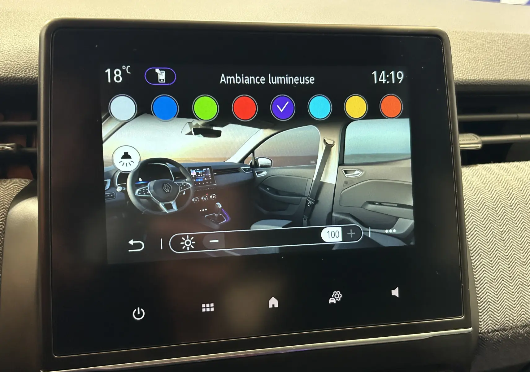 Écran tactile montrant l'intérieur côté droit de la Renault Clio V hybride avec ambiance lumineuse personnalisable.