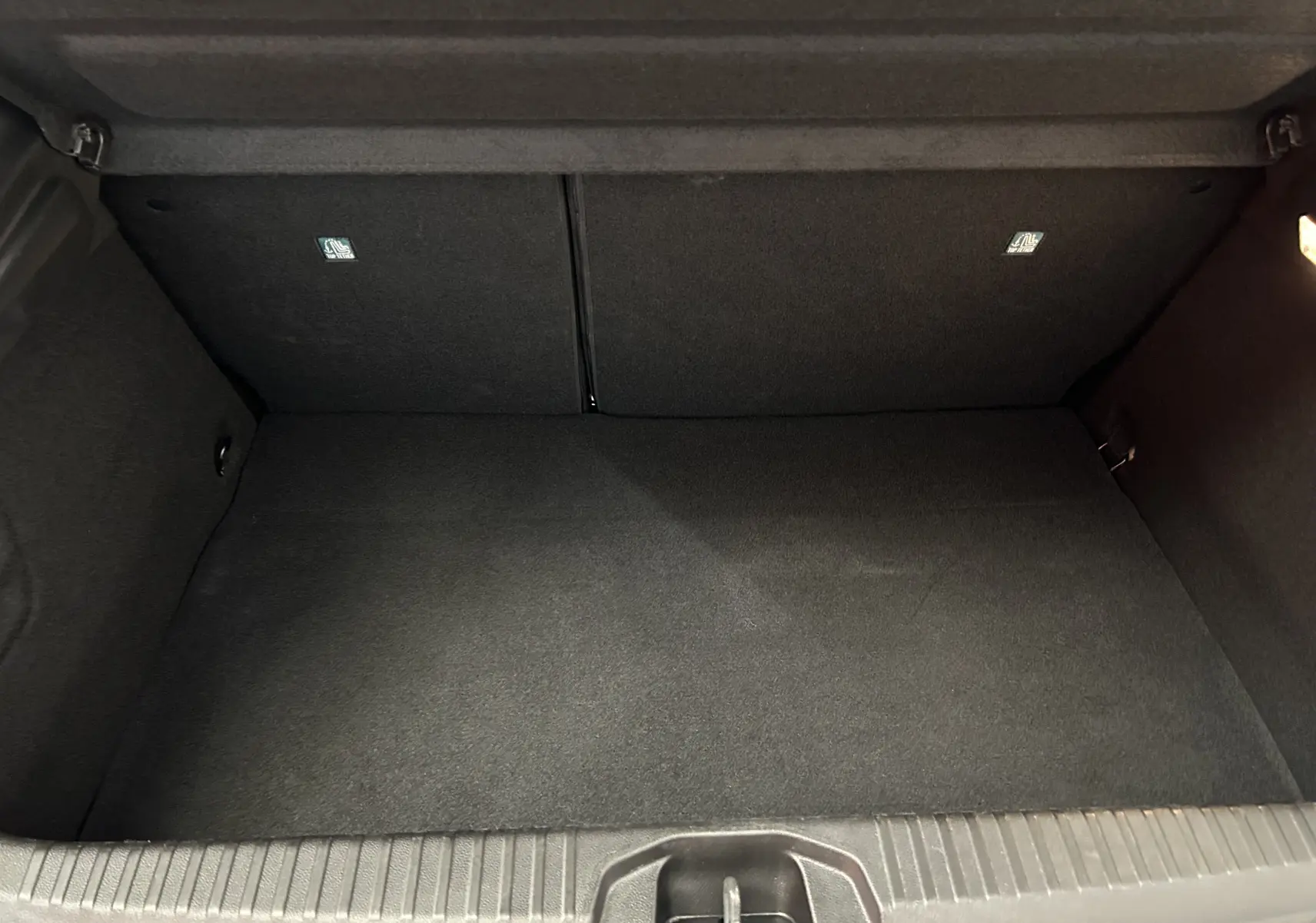 Coffre vide de Renault Clio V E-Tech Full Hybrid 145 gris Rafale, vue intérieure arrière sans chargement.