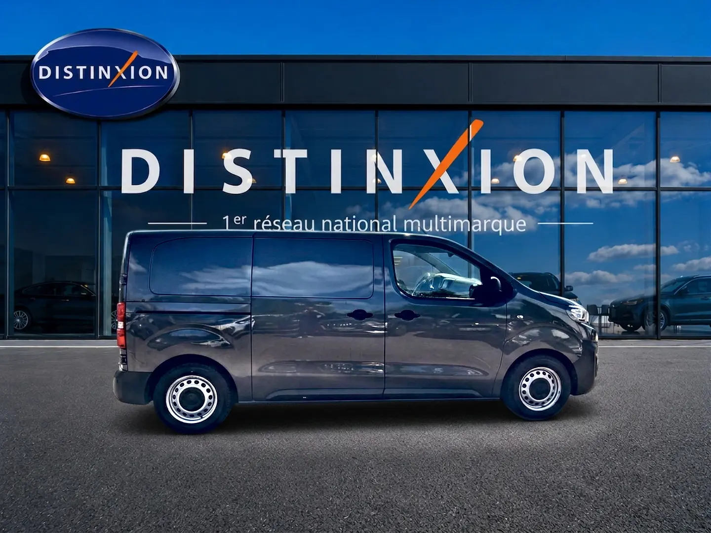 Profil droit du Peugeot Expert Fourgon gris 2024, avec porte latérale coulissante et jantes acier simples.