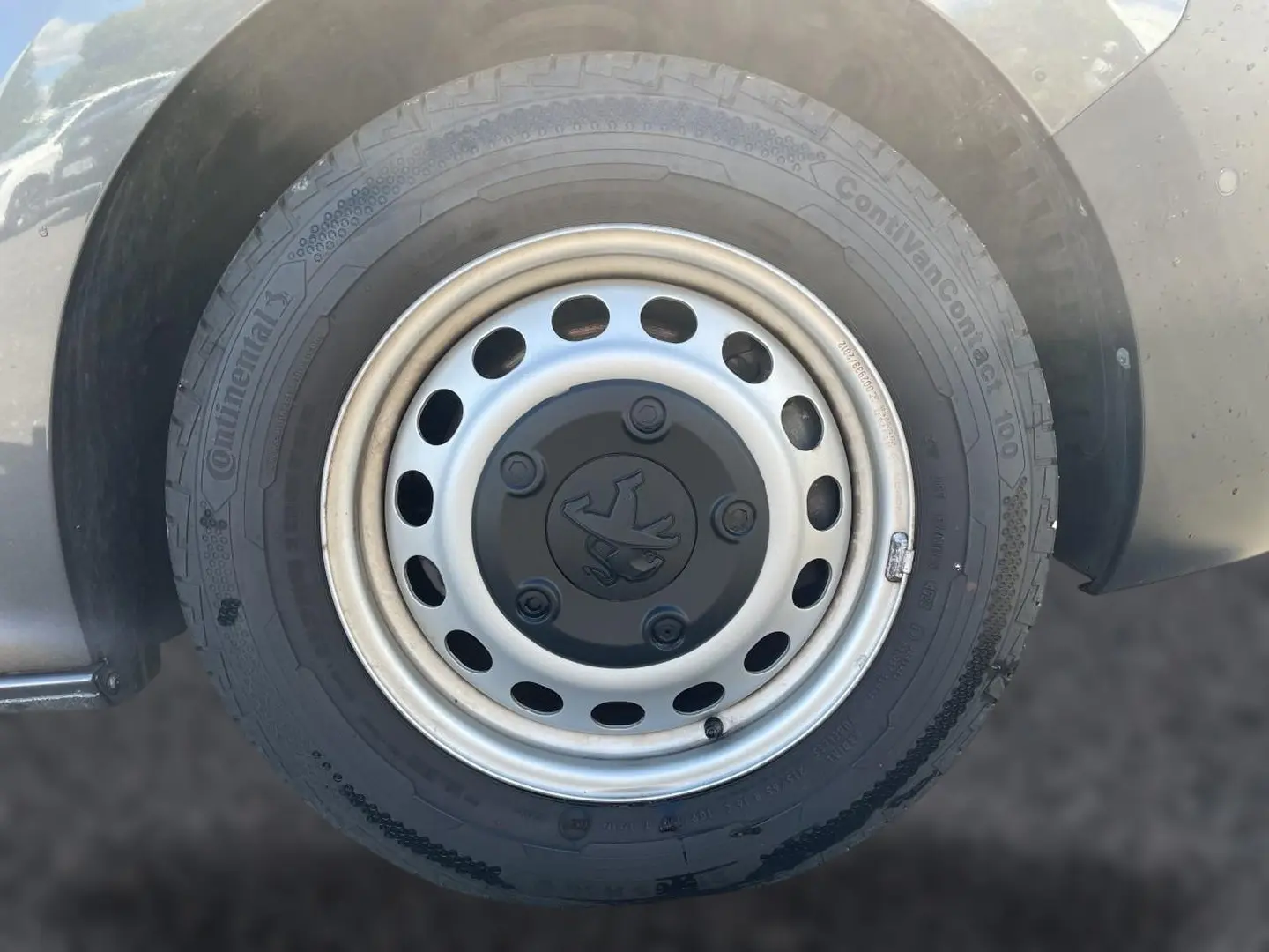 Gros plan sur la roue avant droite grise du Peugeot Expert Fourgon avec jante acier et logo Peugeot central.