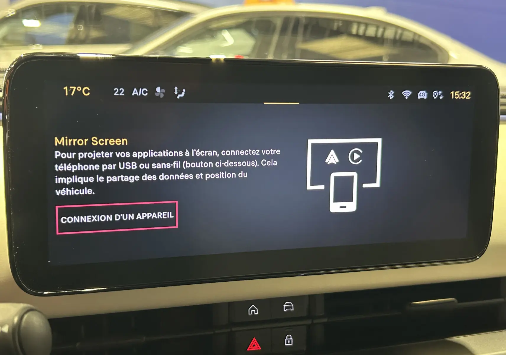 Écran tactile central affichant la fonction Mirror Screen dans l'habitacle d'une FIAT 600 bleu 2024.