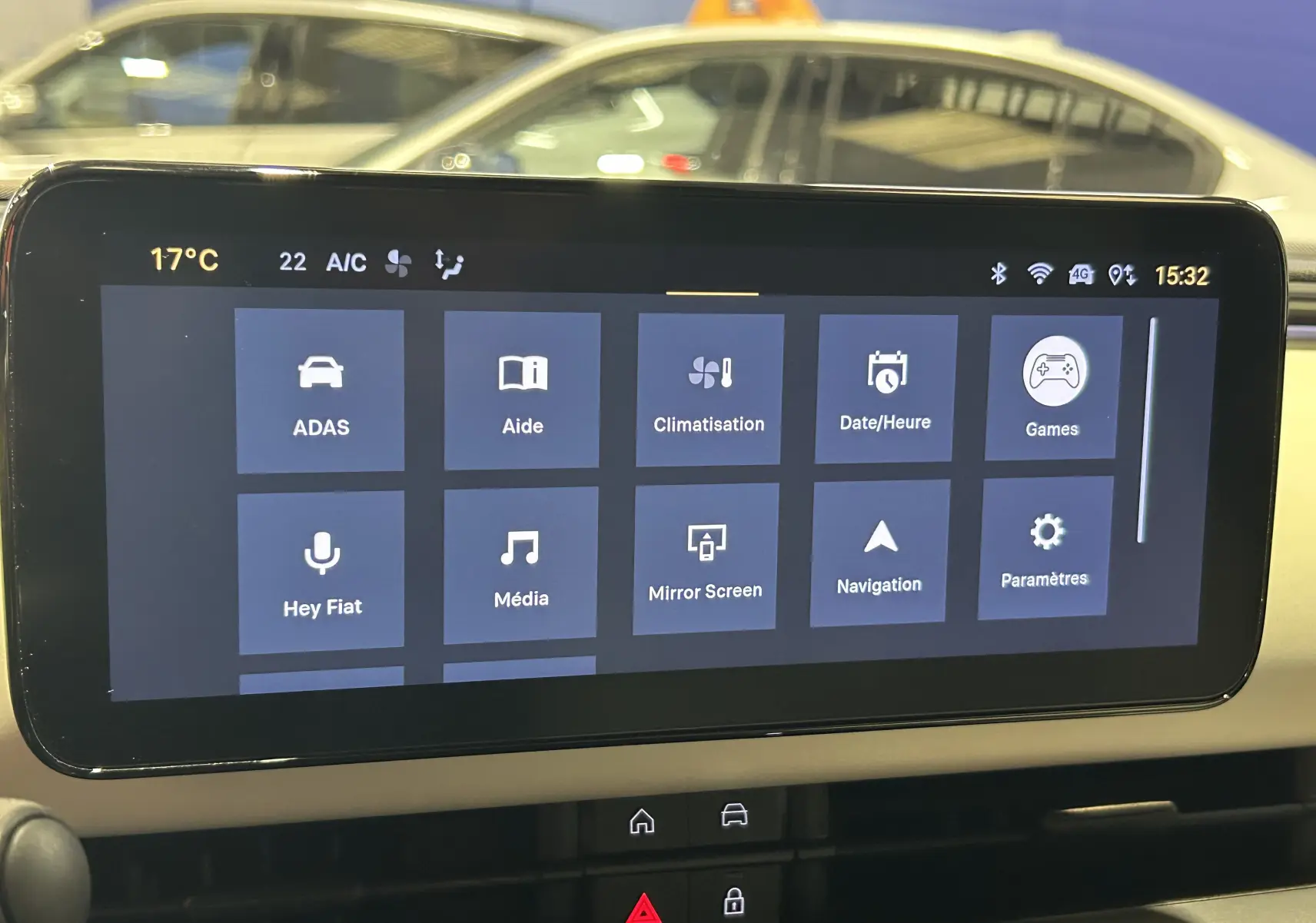 Écran tactile central de la Fiat 600 Hybrid 2024 montrant les options de climatisation, navigation et multimédia.