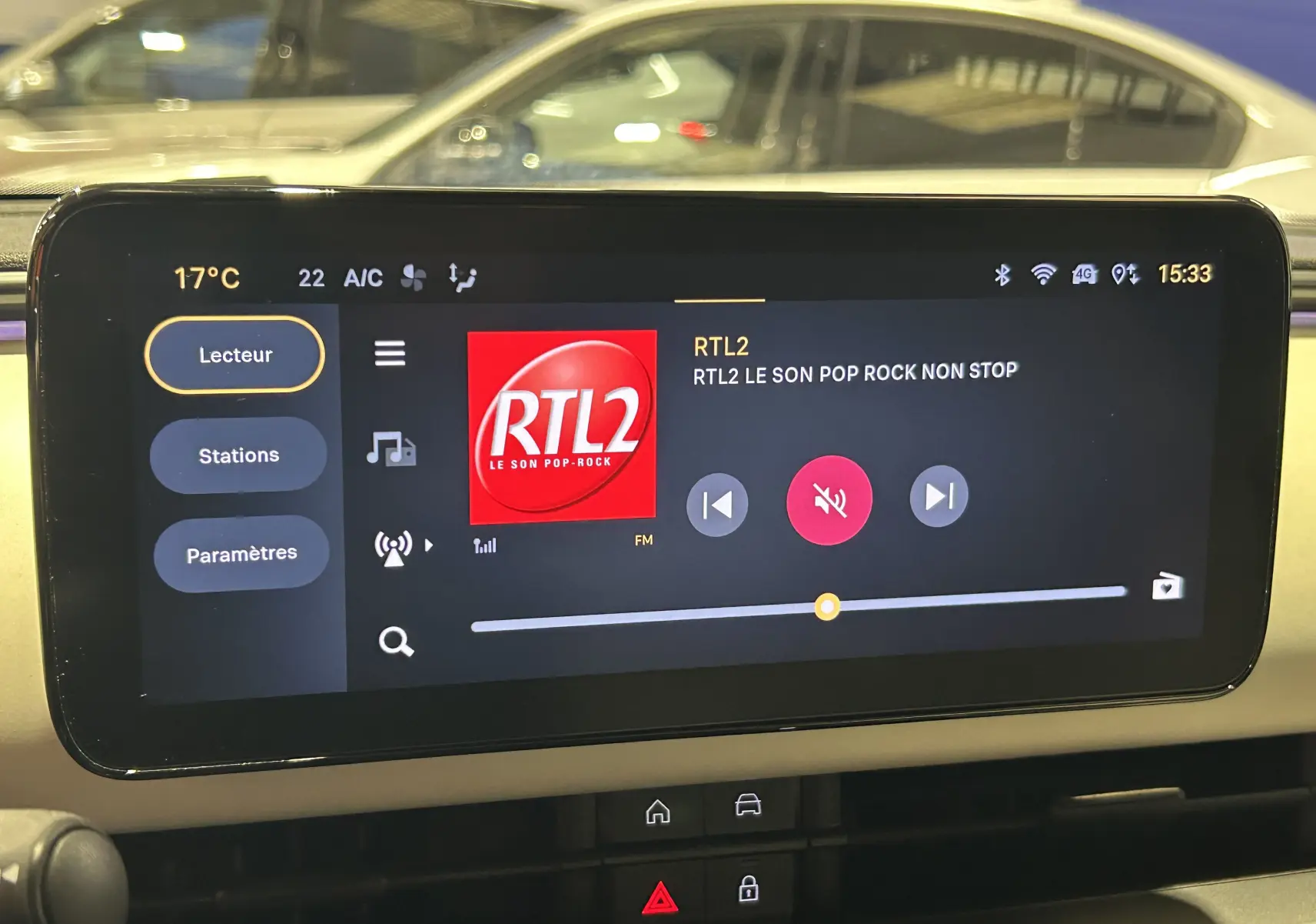 Écran tactile central de la FIAT 600 Hybrid 2024 affichant la radio RTL2 en intérieur lumineux.