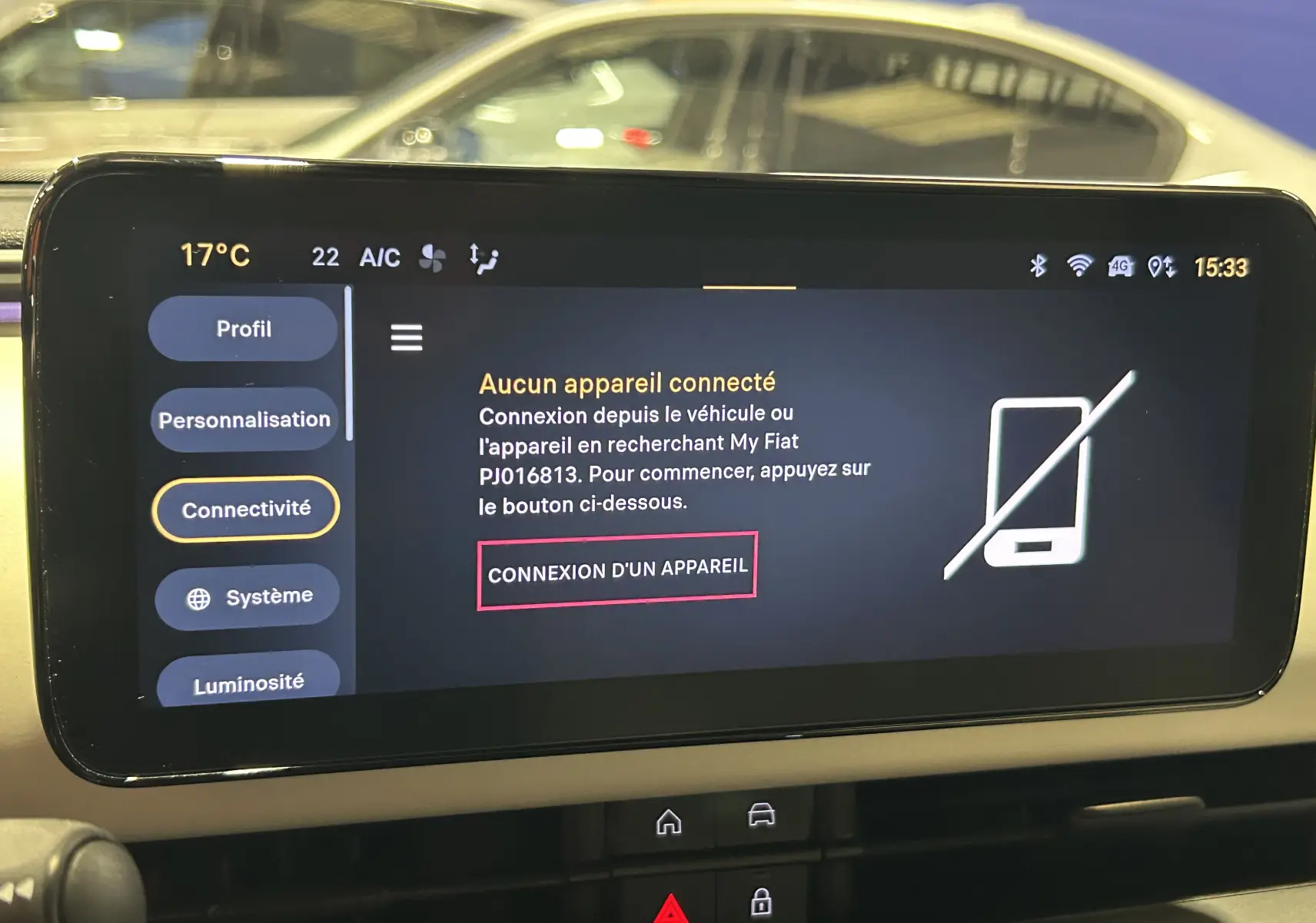 Écran tactile central du tableau de bord de la Fiat 600 Hybrid 2024 affichant le menu connectivité sans appareil connecté.