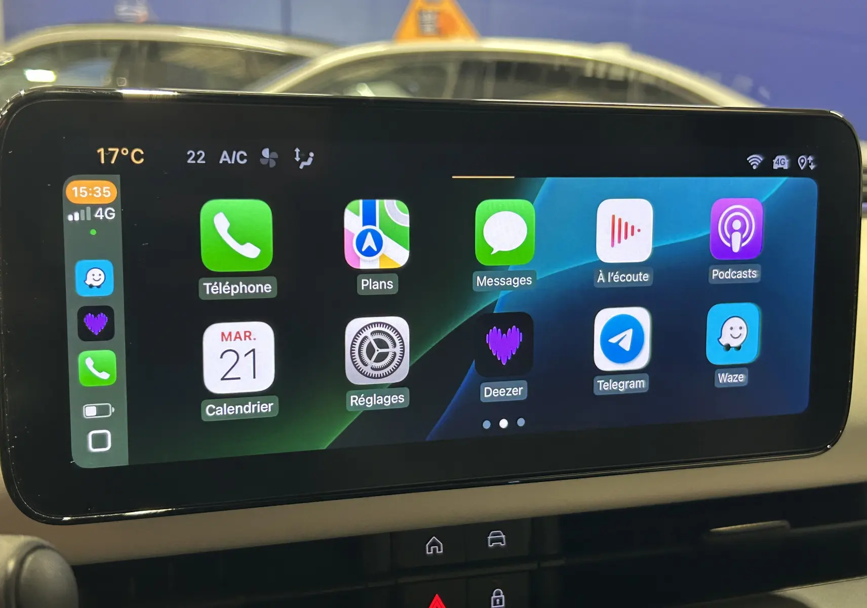 Écran tactile central affichant les applications connectées dans l'habitacle du Fiat 600 Hybrid bleu 2024.