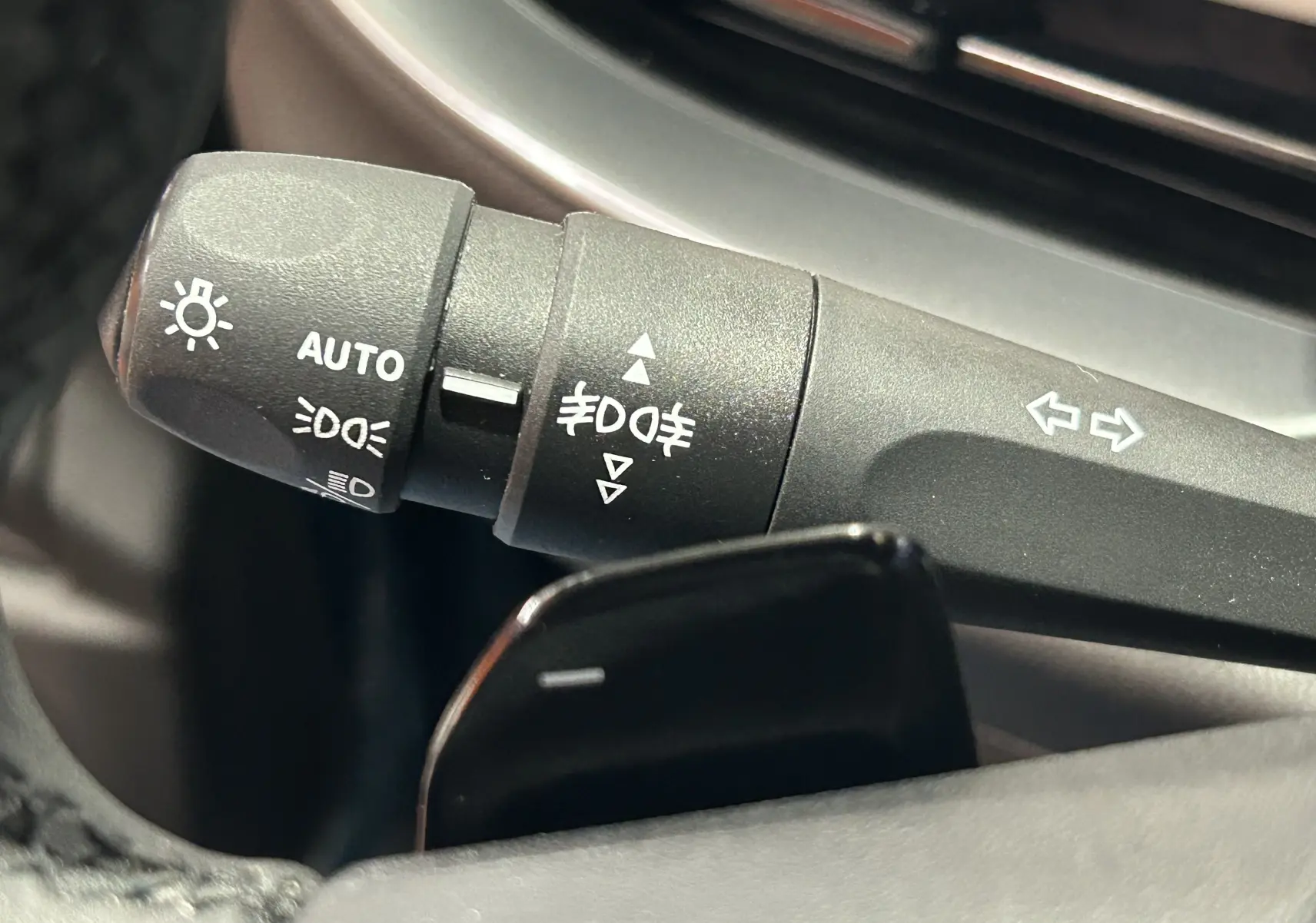 Le commodo d'éclairage et clignotants de la FIAT 600 Hybrid 2024, avec commandes visibles en gros plan.