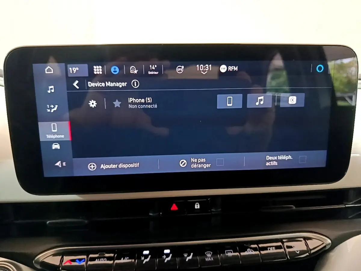 Écran tactile central de la Fiat 500 électrique blanche, affichant le gestionnaire de périphériques en intérieur.